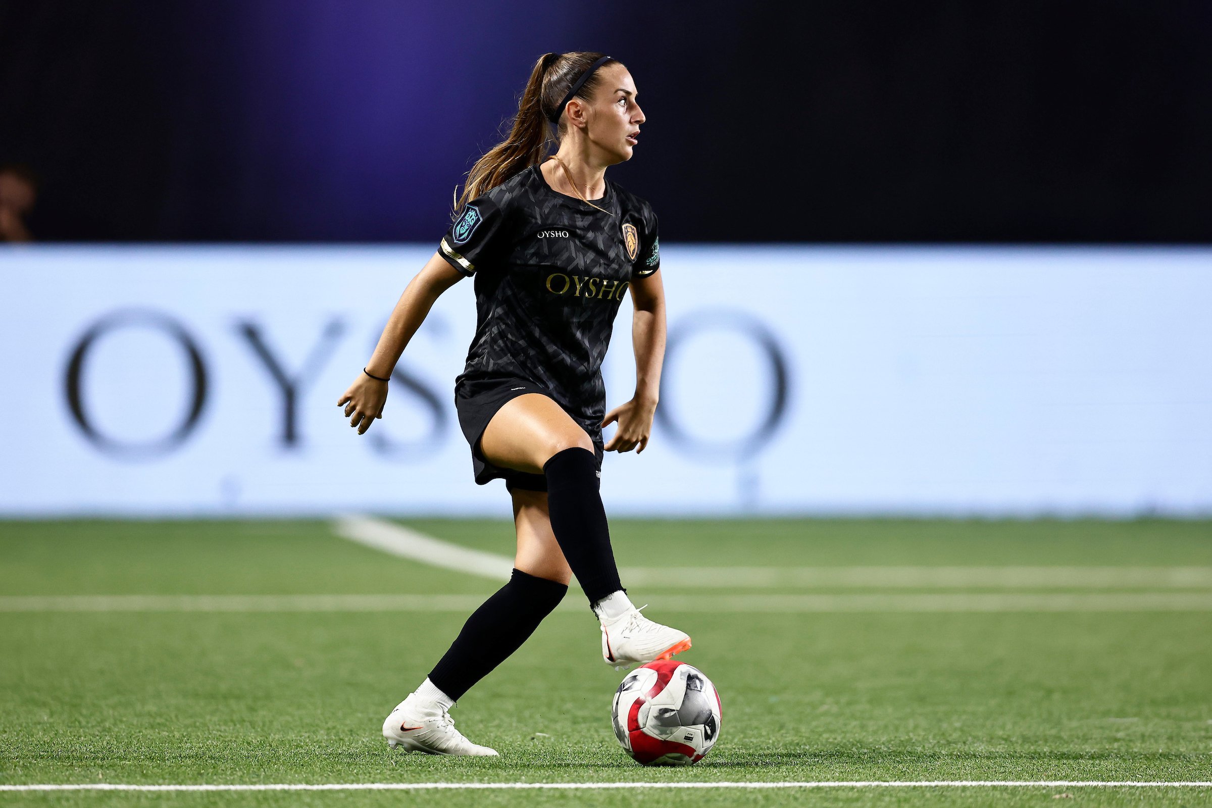 Jugadora de Ultimate Mostoles con el balón.