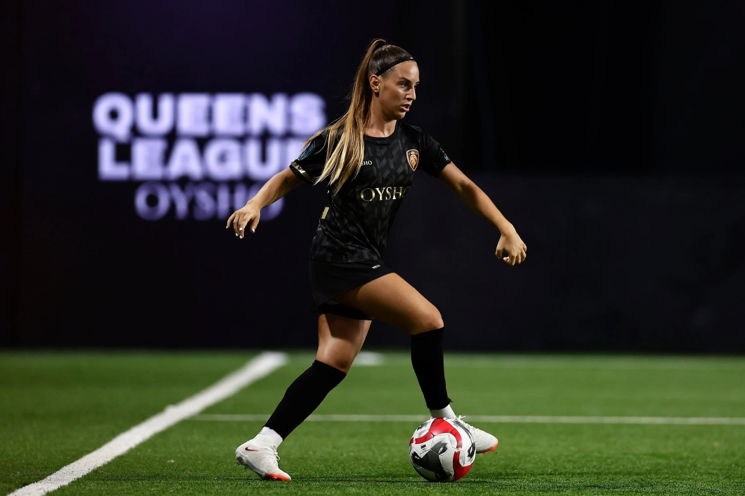 Jugadora de Ultimate Mostoles con el balón.