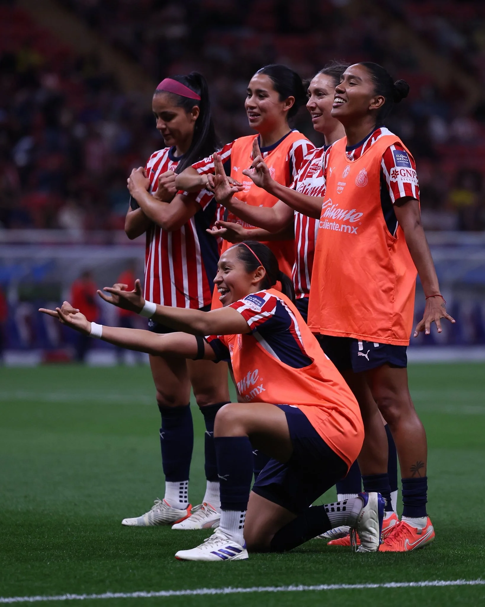 Jugadoras de Chivas festejan como los Vengadores.