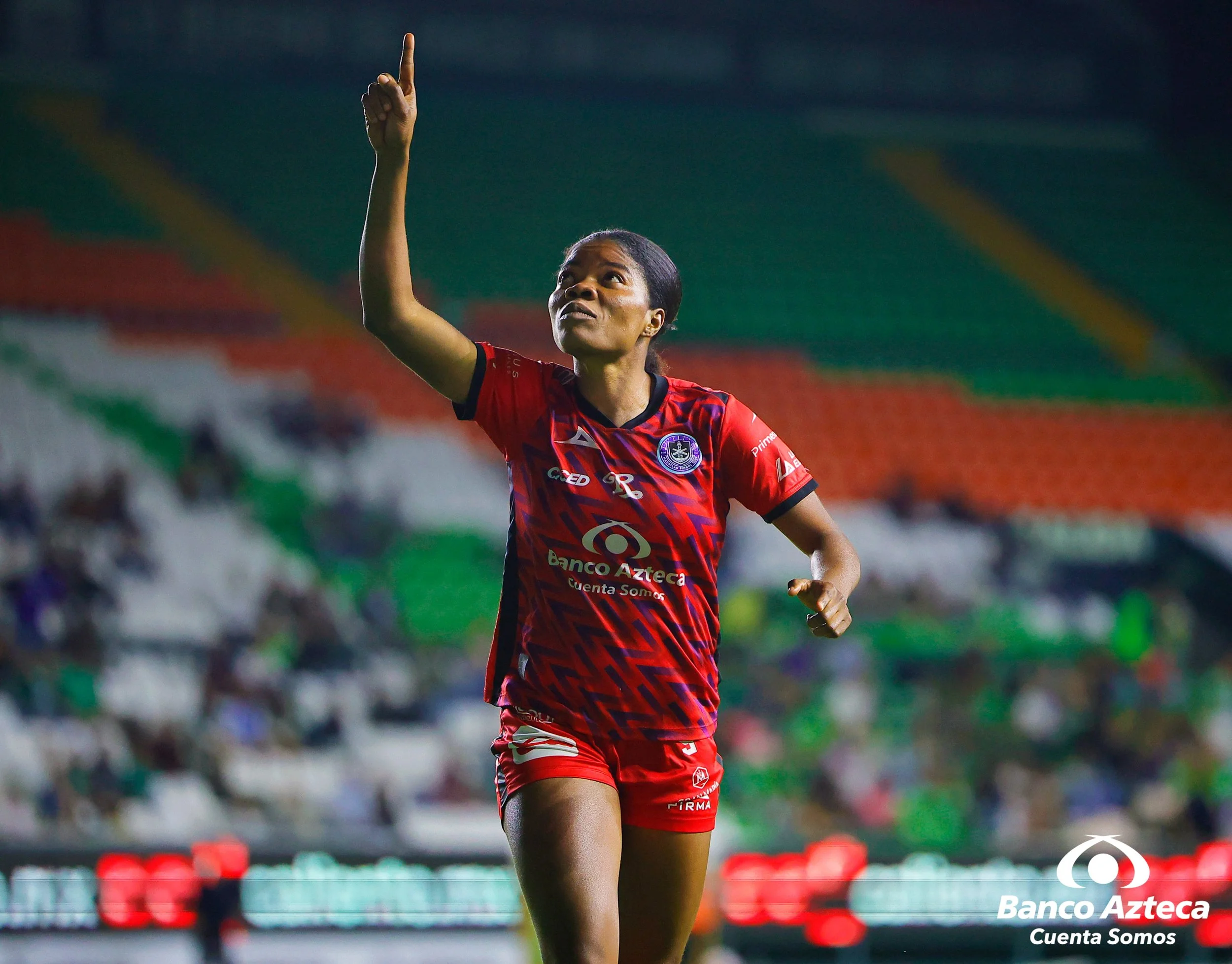 Lawal apunta al cielo con el dedo.