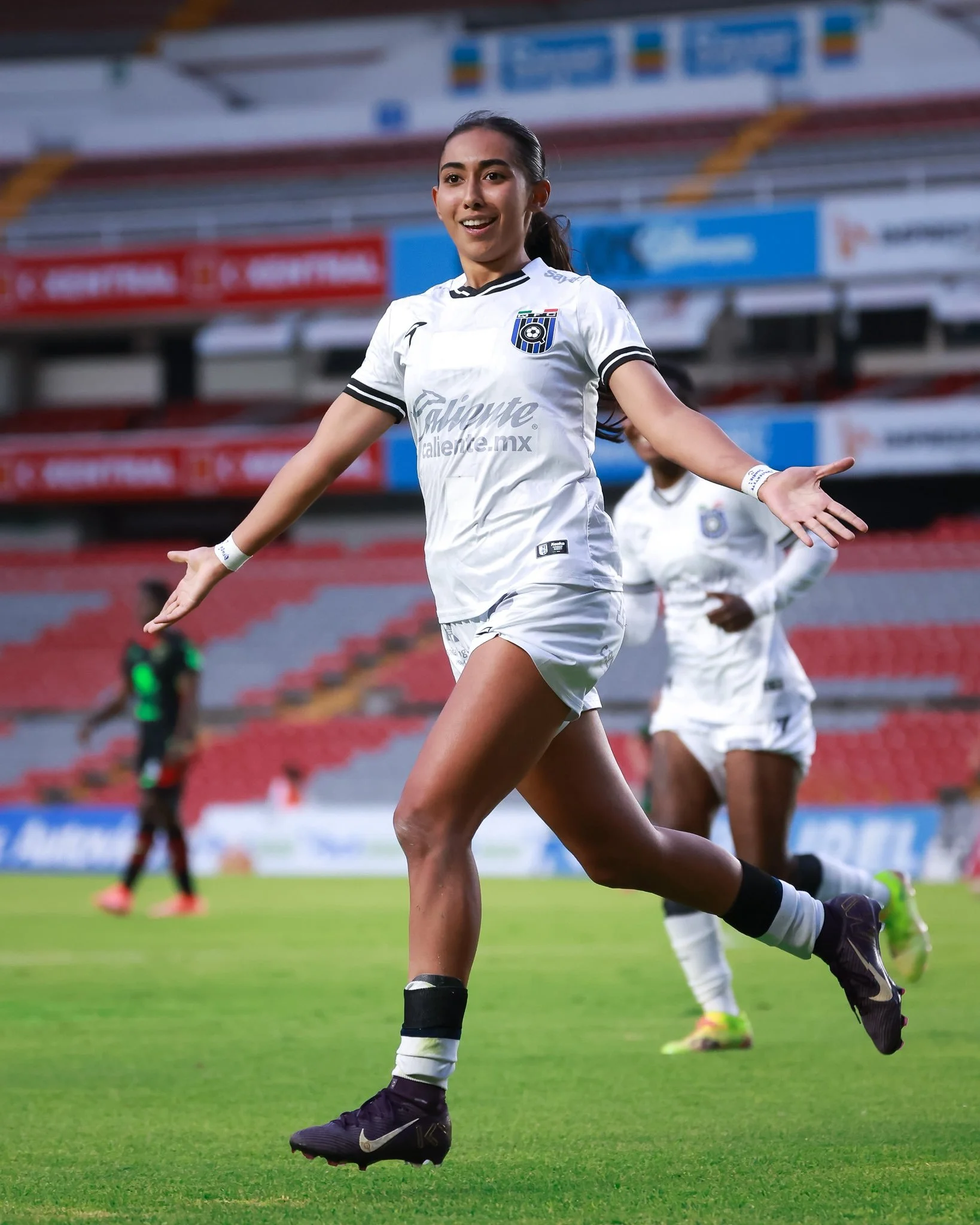 Victoria Ceceña festeja gol abriendo los brazos.