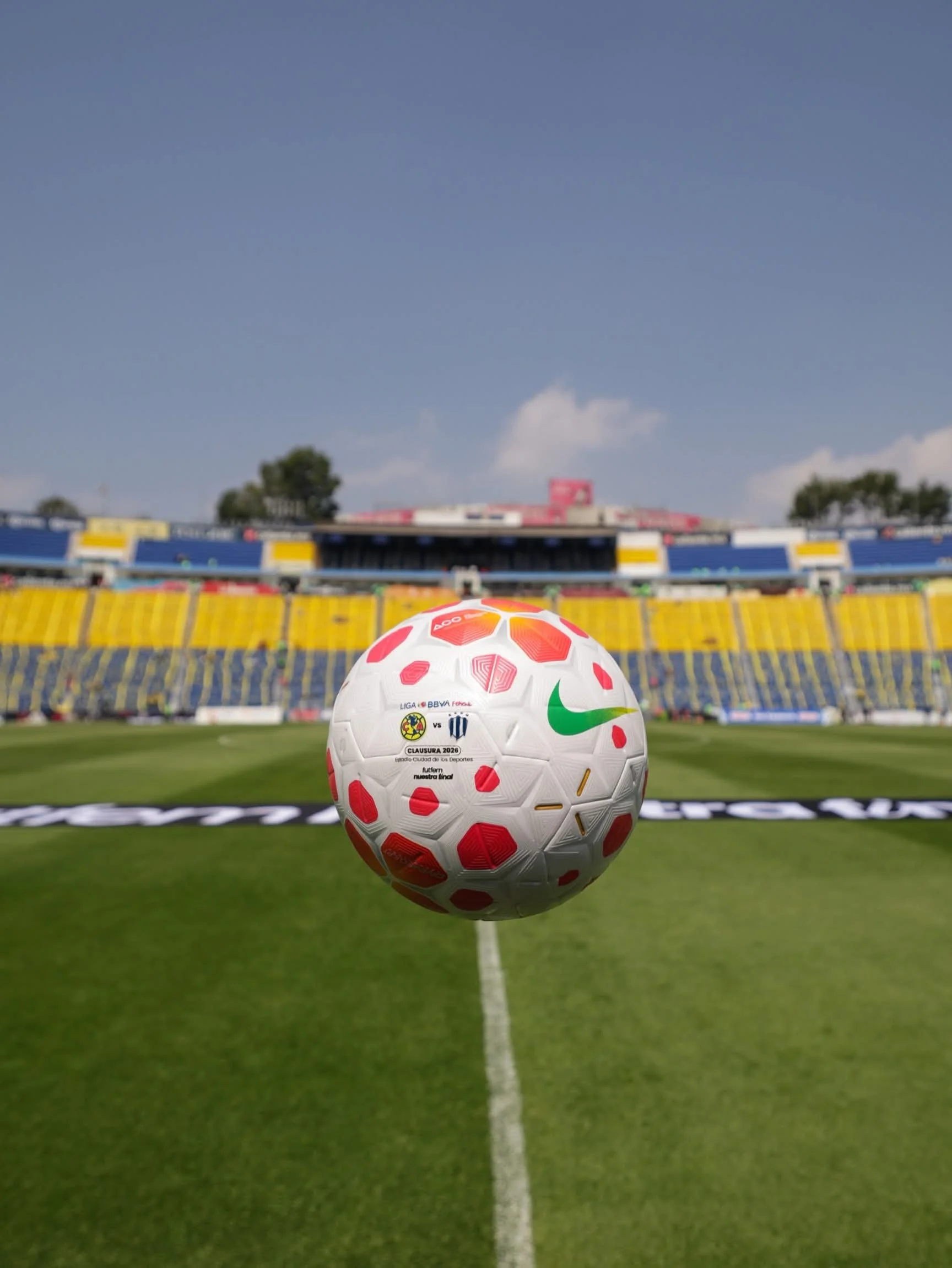 Balón suspendido sobre el terreno de juego de Ciudad de los Deportes.