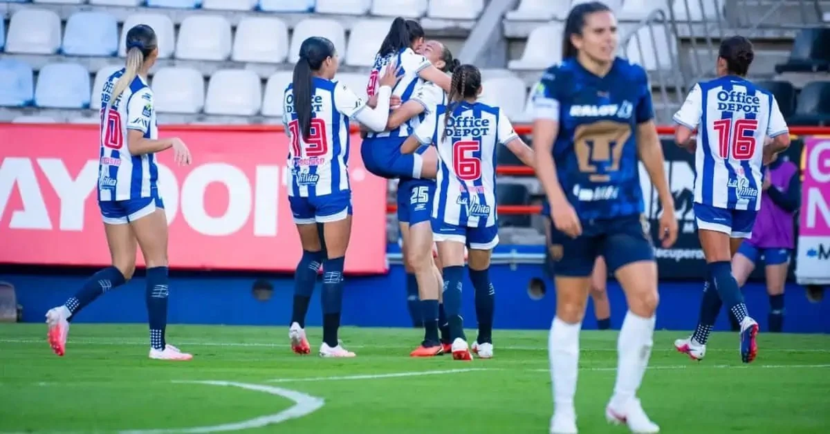 Charlyn y Aline Gomes festejan abrazadas el gol.