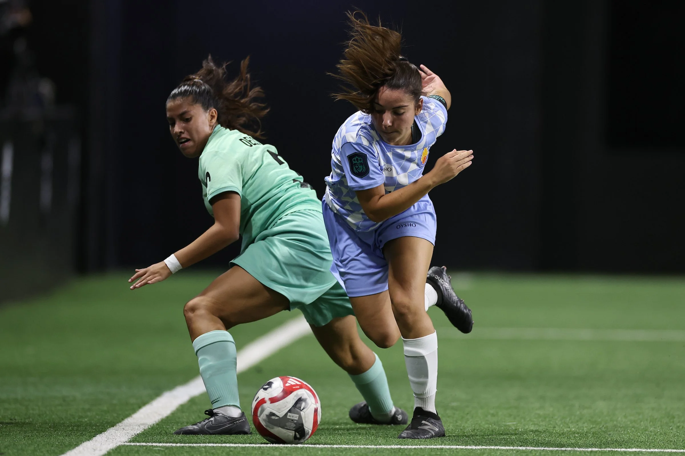 Jugadoras de Troncas y Saiyans disputando el balón