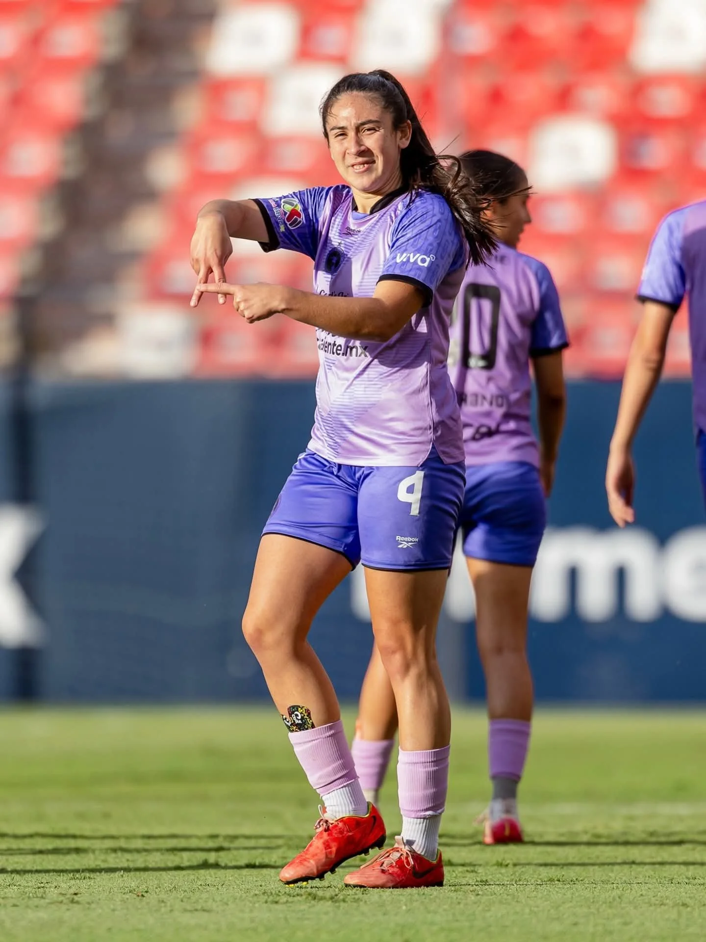 Deisy Ojeda festeja haciendo una A.