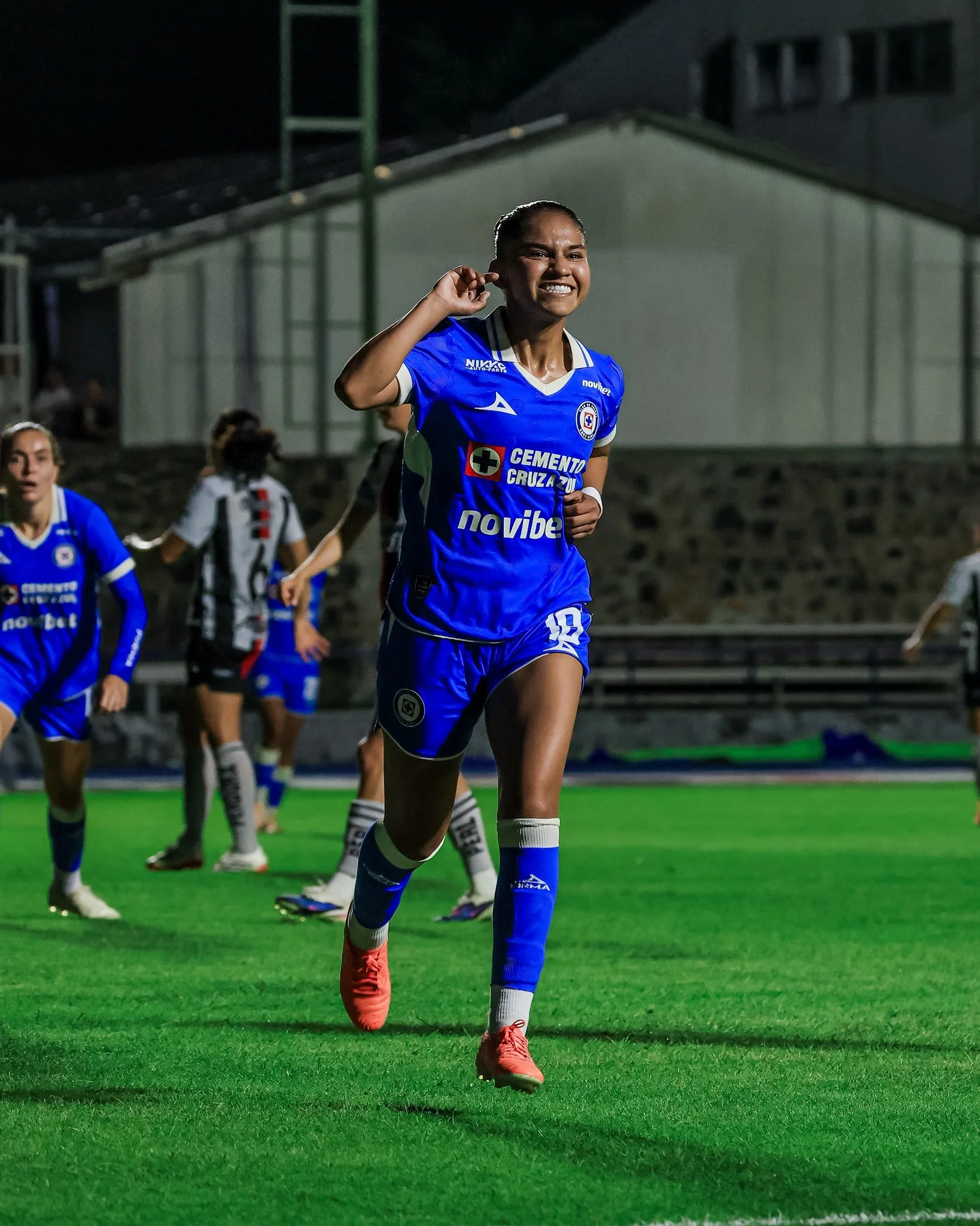 Belén Cruz festeja poniendo el dedo en la oreja