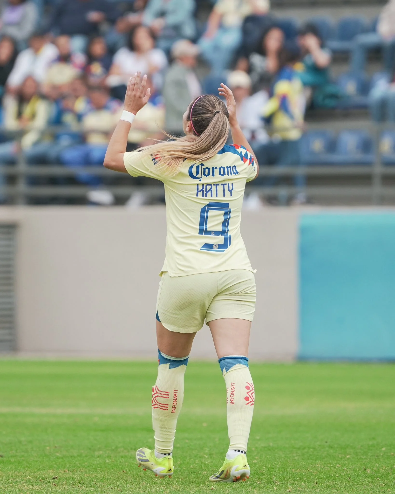 Katty Martínez apunta al cielo