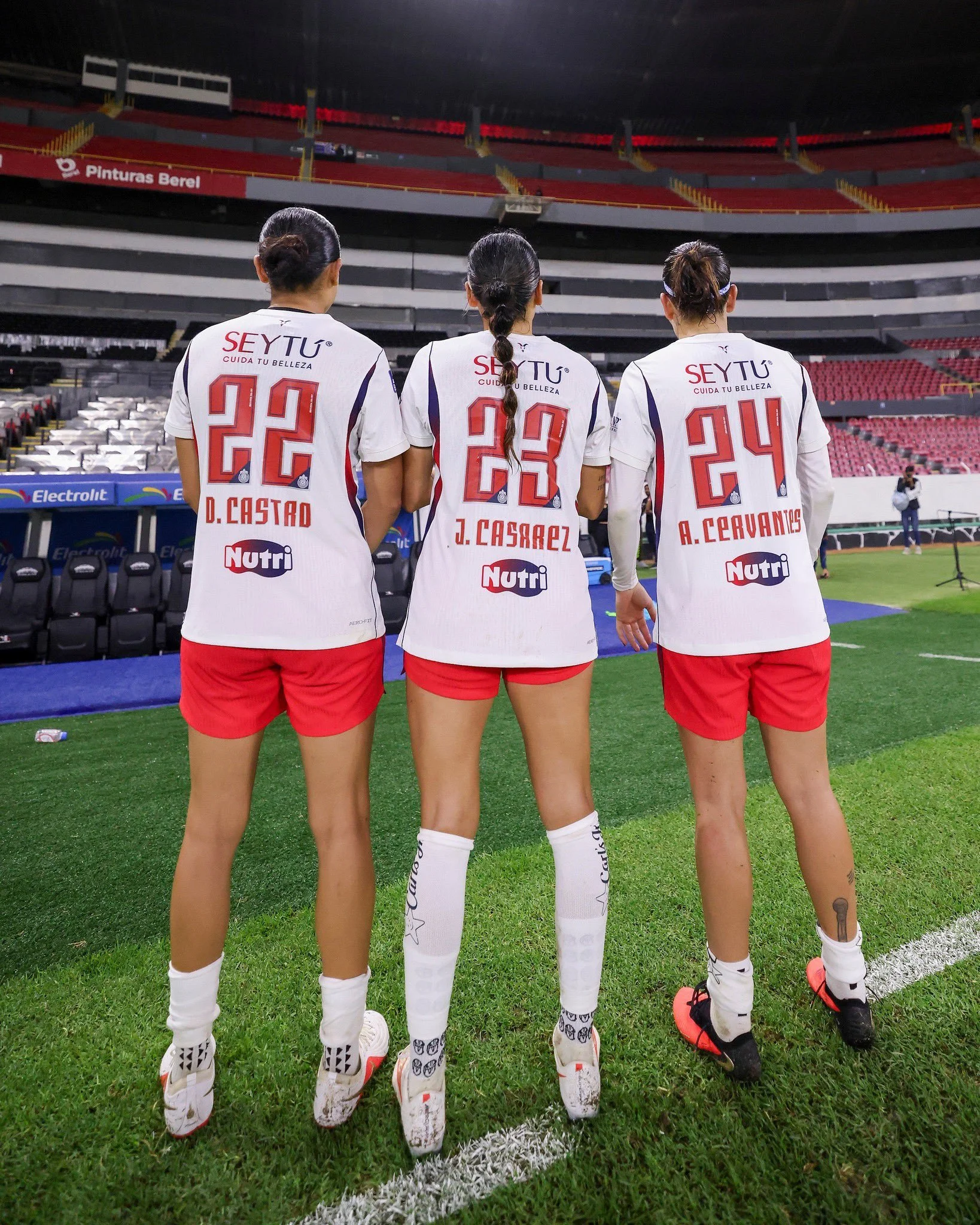Denise Castro, Jasmine Casarez y Alicia Cervantes de espaldas.