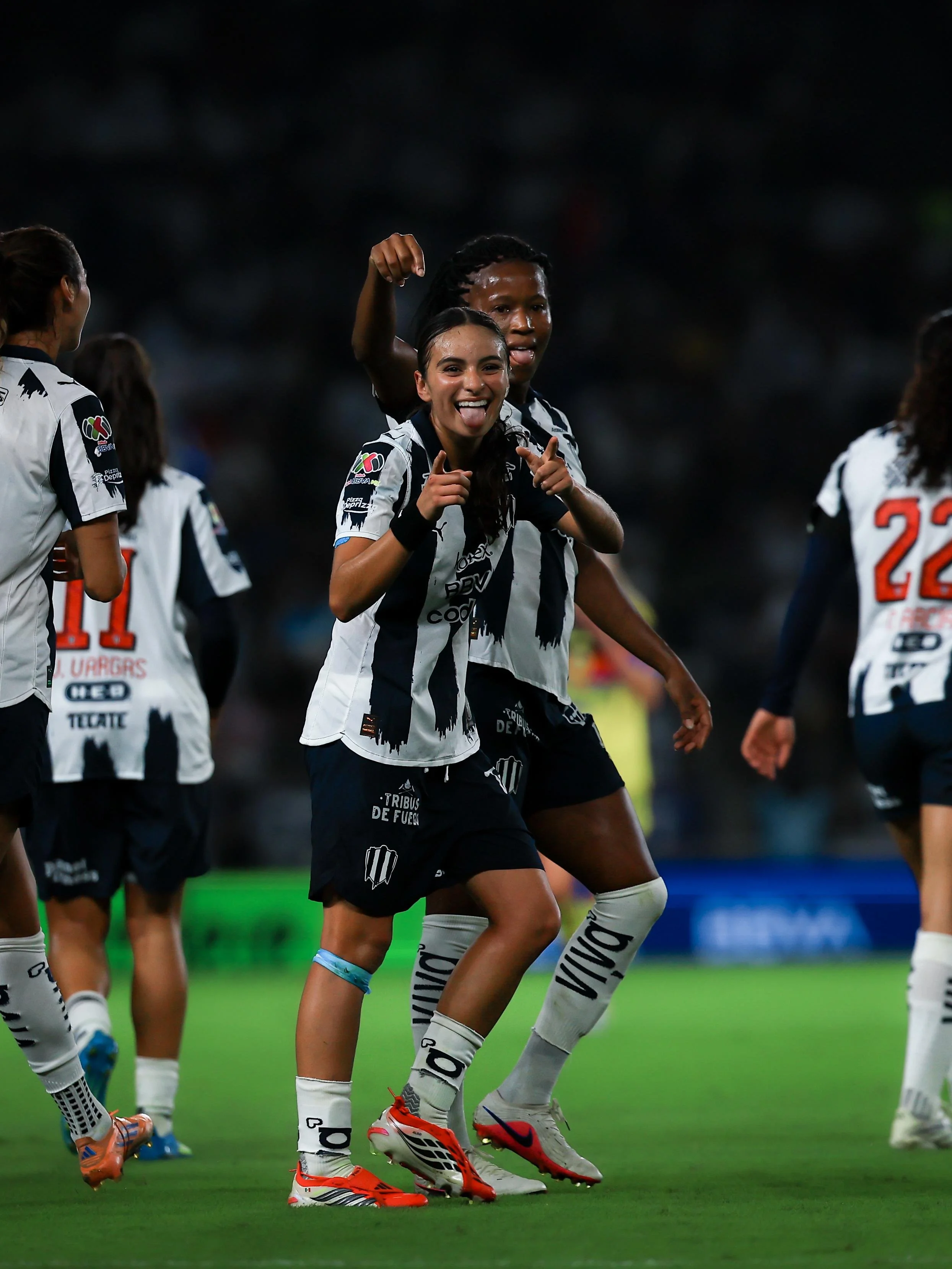 Alice Soto festeja sacando la lengua y apuntando con los dedos.