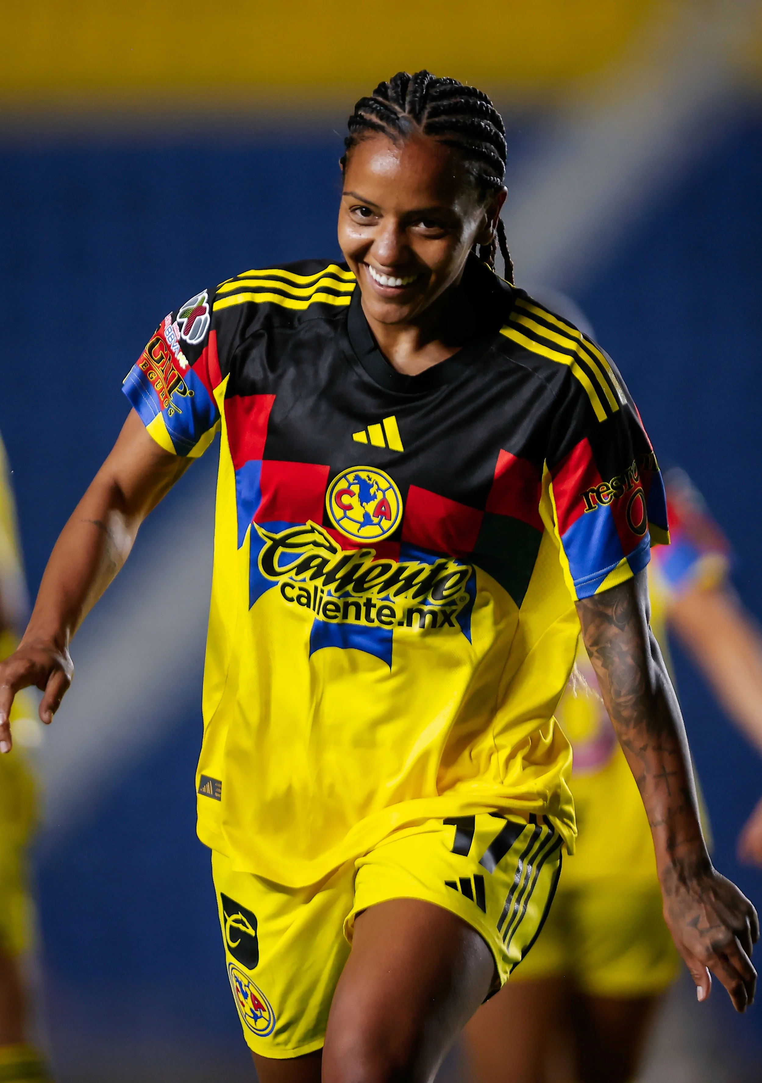 Geyse festeja gol con una sonrisa.