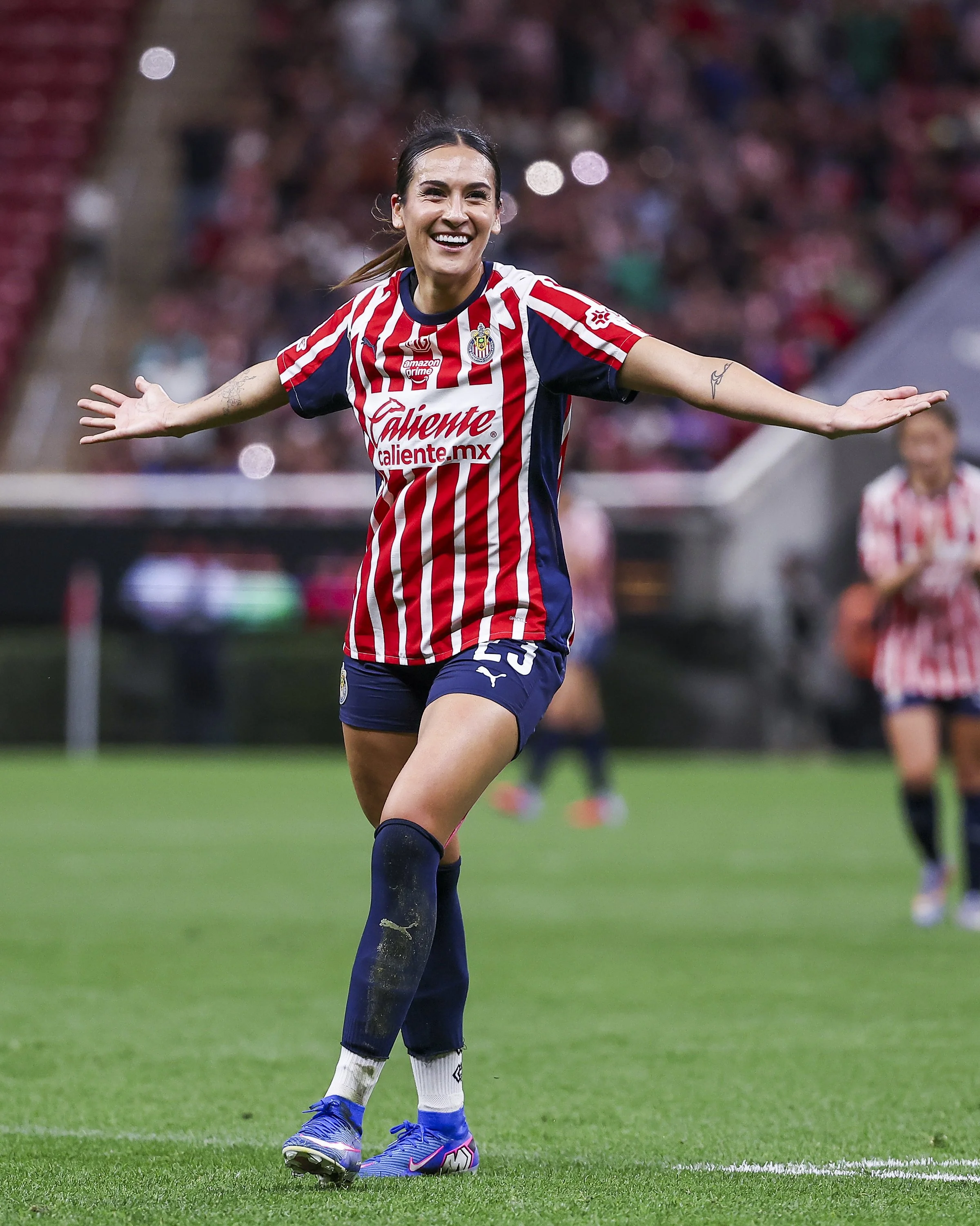 Jasmine Casarez festeja con los brazos abiertos.