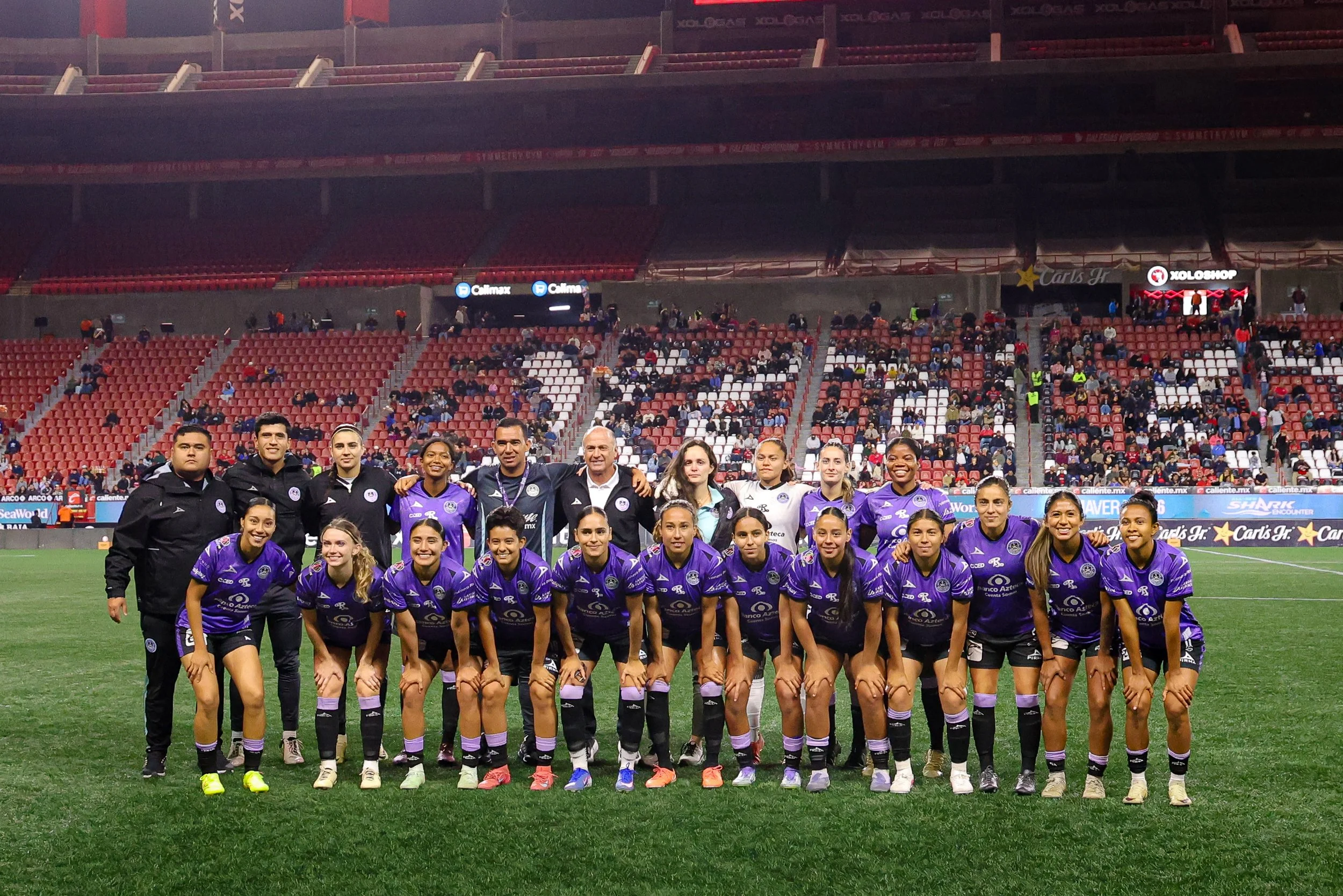 Jugadoras del Mazatlán posan para la última foto oficial del equipo
