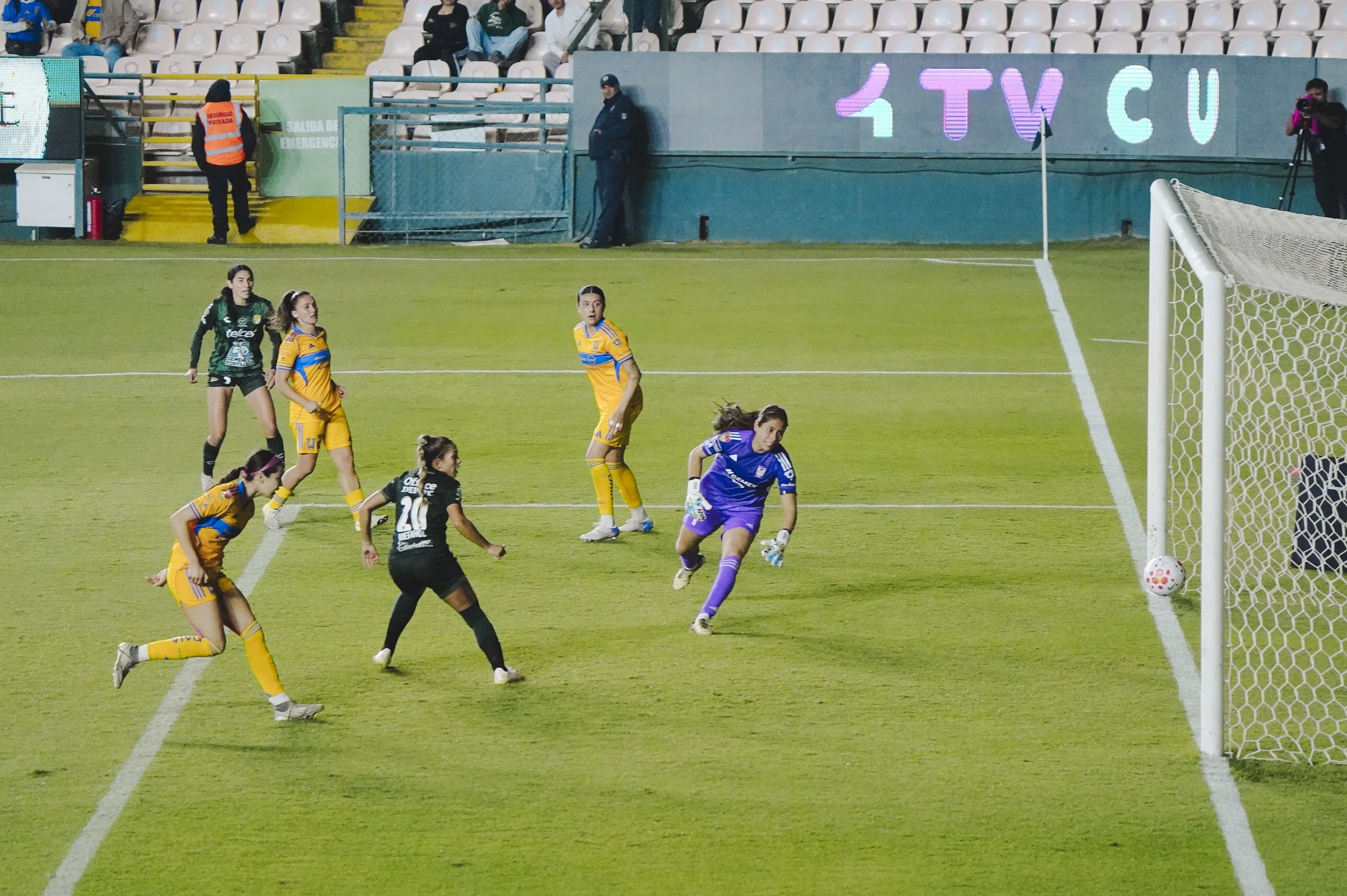 Luciana García, Greta Espinoza, Ceci Santiago, miran hacia la portería, el balón va a la red.