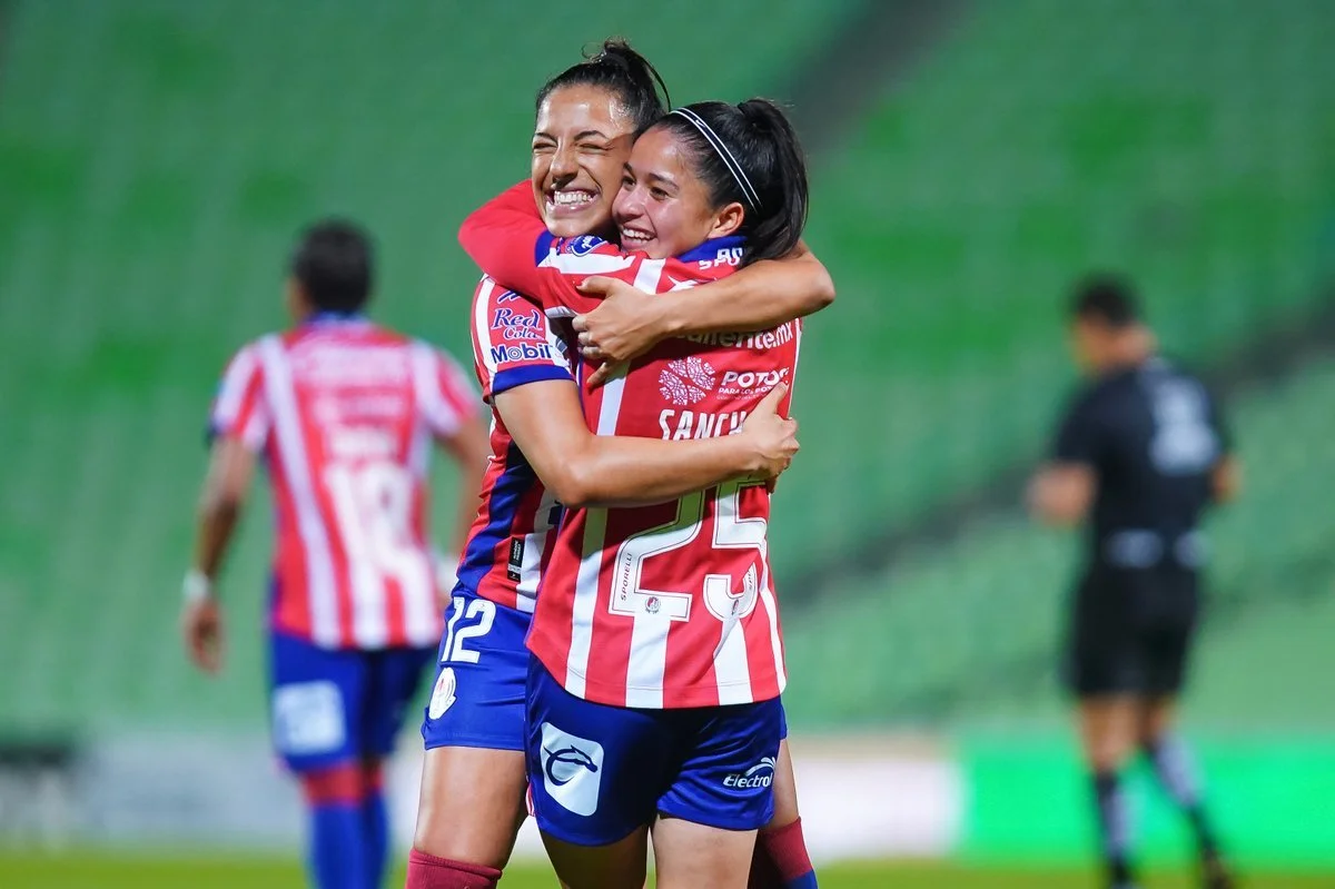 Julissa Dávila y María Fernanda Sánchez se abrazan