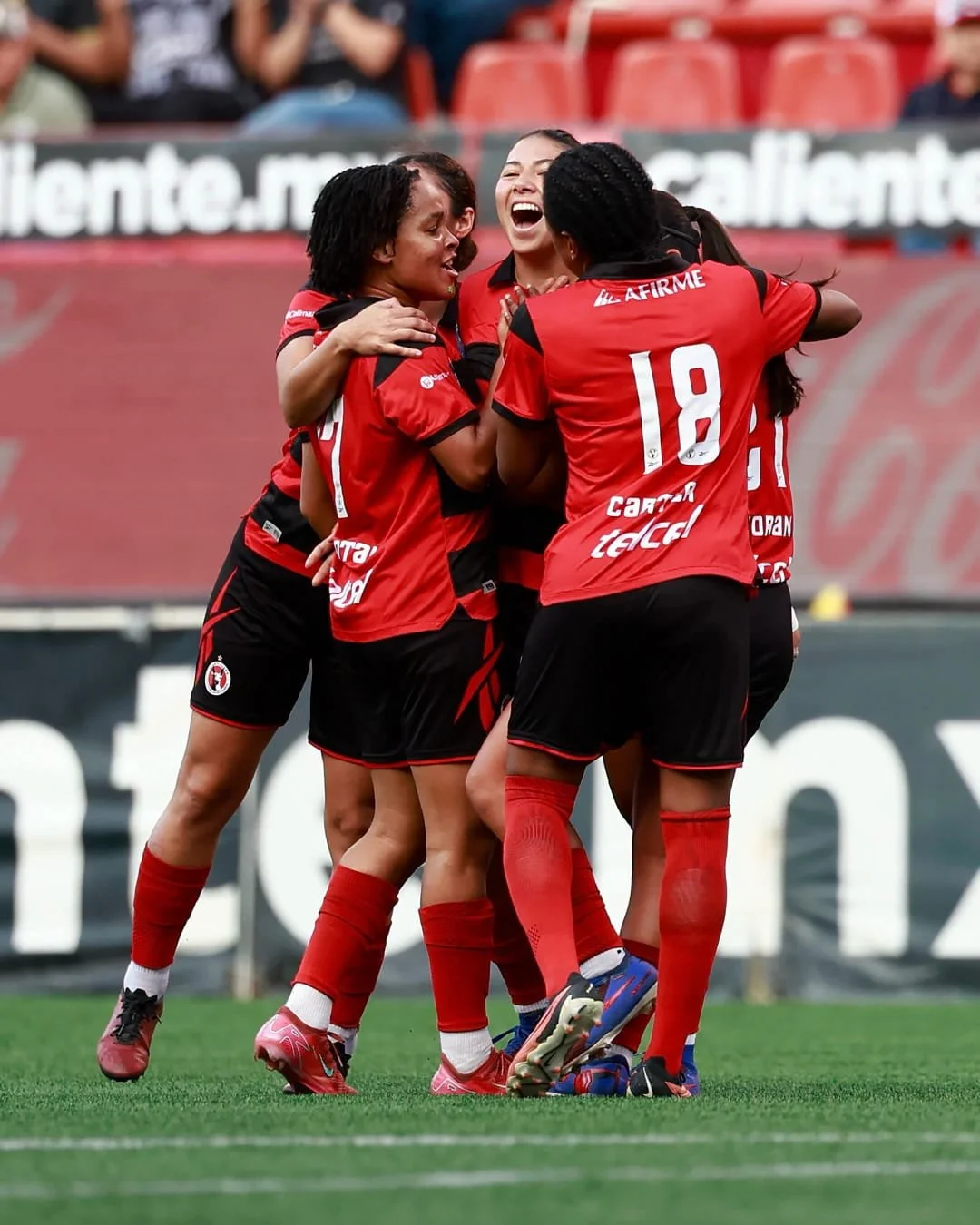 Jugadoras de Xolos femenil festejan gol