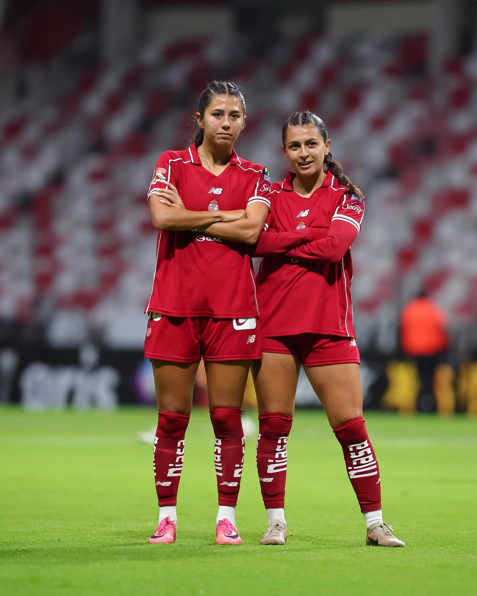 Liliana y Kayla Fernández de brazos cruzados.