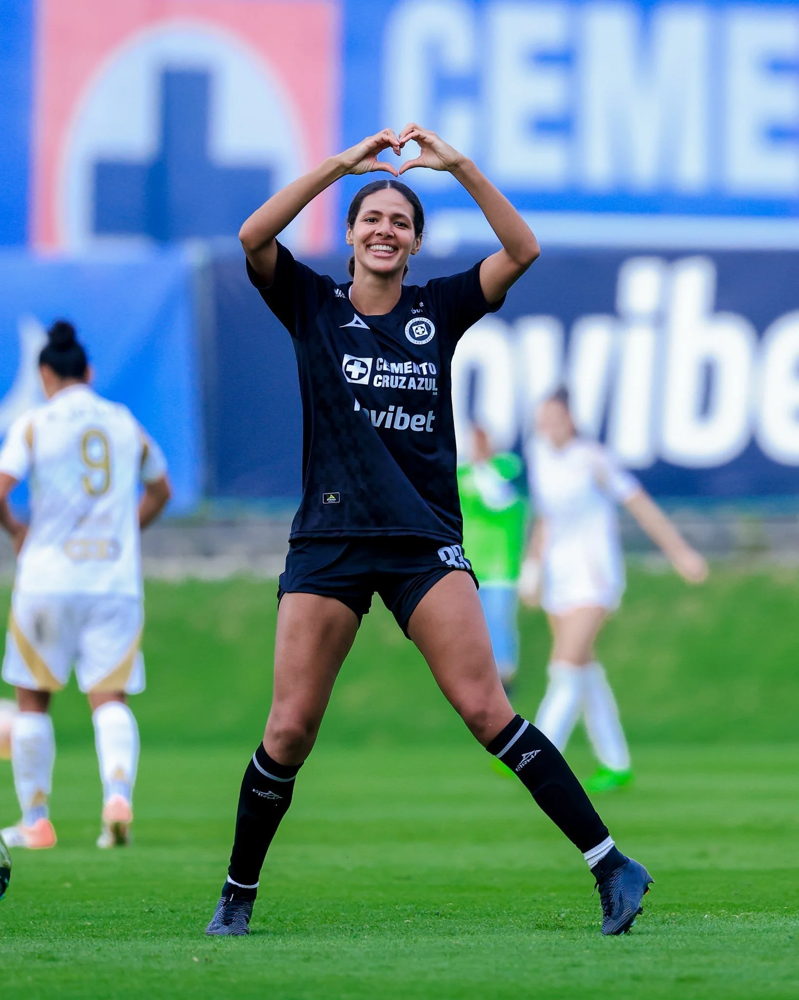 Chavarin festeja haciendo un corazón con las manos
