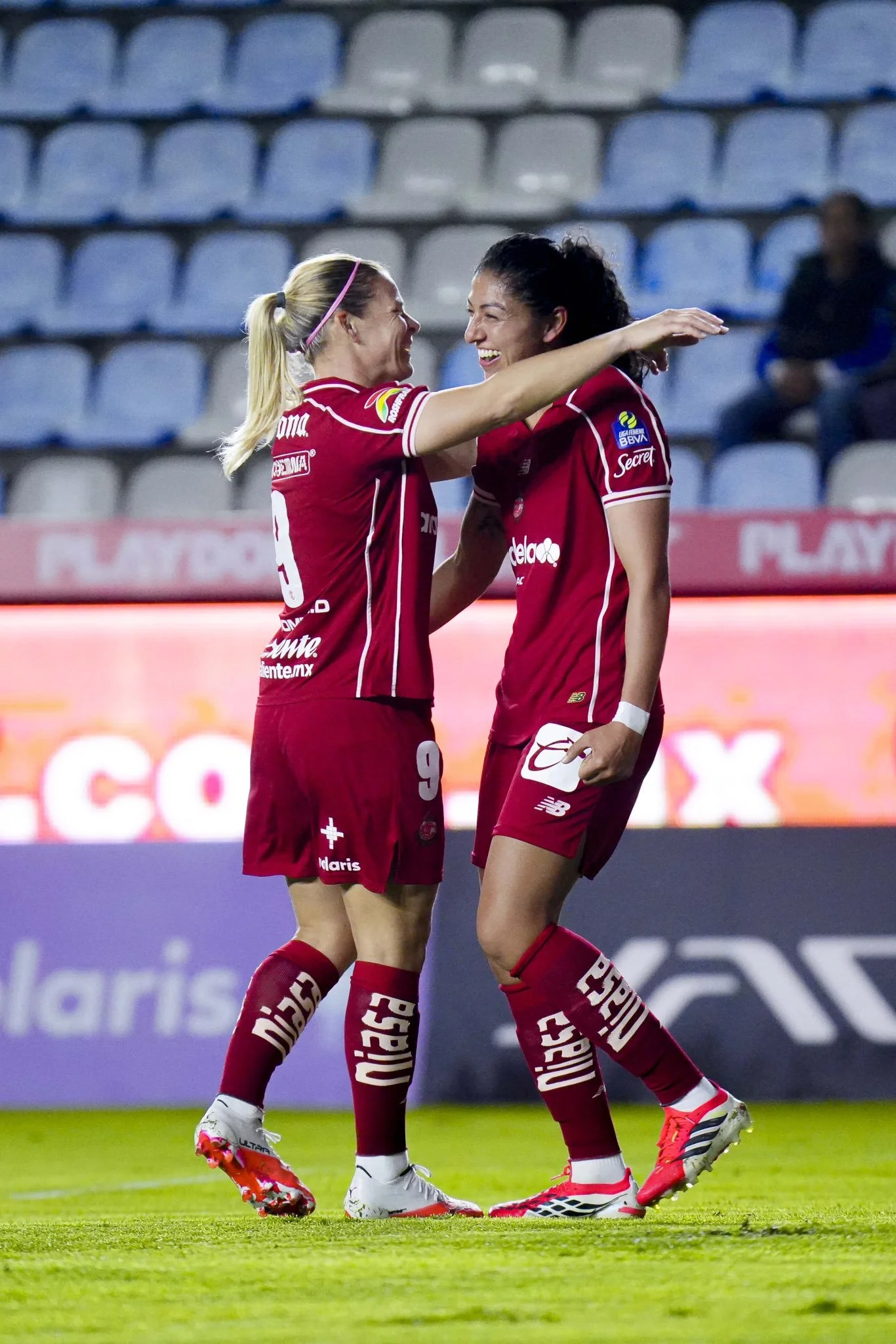 Le Sommer abraza a Sonia Vázquez festejando el gol