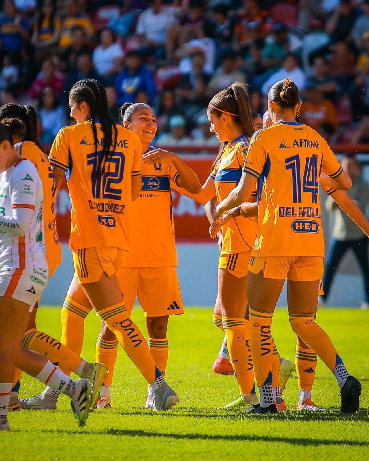 Jugadoras de Tigres festejan con Ordoñez y Delgadillo.