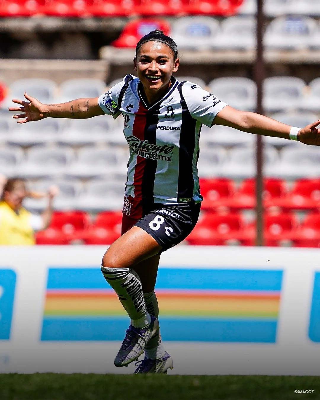 Renata Huerta festeja gol con los brazos abiertos y sonriendo.