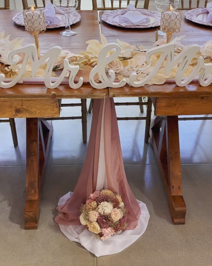 This setup and design that Victoria chose for her wedding last Saturday was gorgeous! The pink linens blended in perfectly on the tables within the barn, while the decorations outside on the Cross and gazebo made the whole ceremony pop!💕
Thank you t