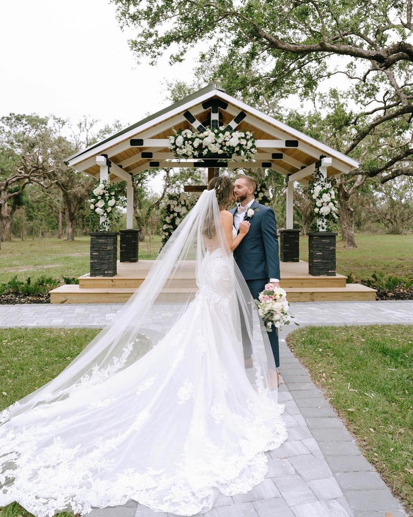 Nicole + Thomas💍🤍

What a beautiful and Godly couple that was able to get married here. The ceremony, reception, food, pictures, dancing, and everything in between was truly breathtaking!

Photos: @tiffanymaysonetphoto
Decor: @idewevents 
Floral: @