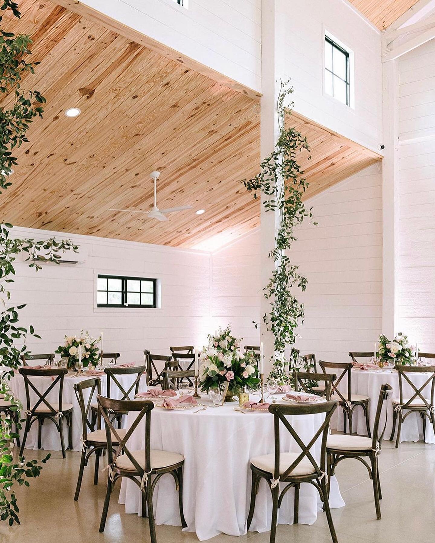 Authentic flowers really make a HUGE impact on the display of your wedding! Nicole and Thomas, you did very good with this one:)🤍🤩

Photos: @tiffanymaysonetphoto
Florals: @ideweventsflorals
&bull;
&bull;
&bull;

#Kingscrossingbarn #Godisgood #marri