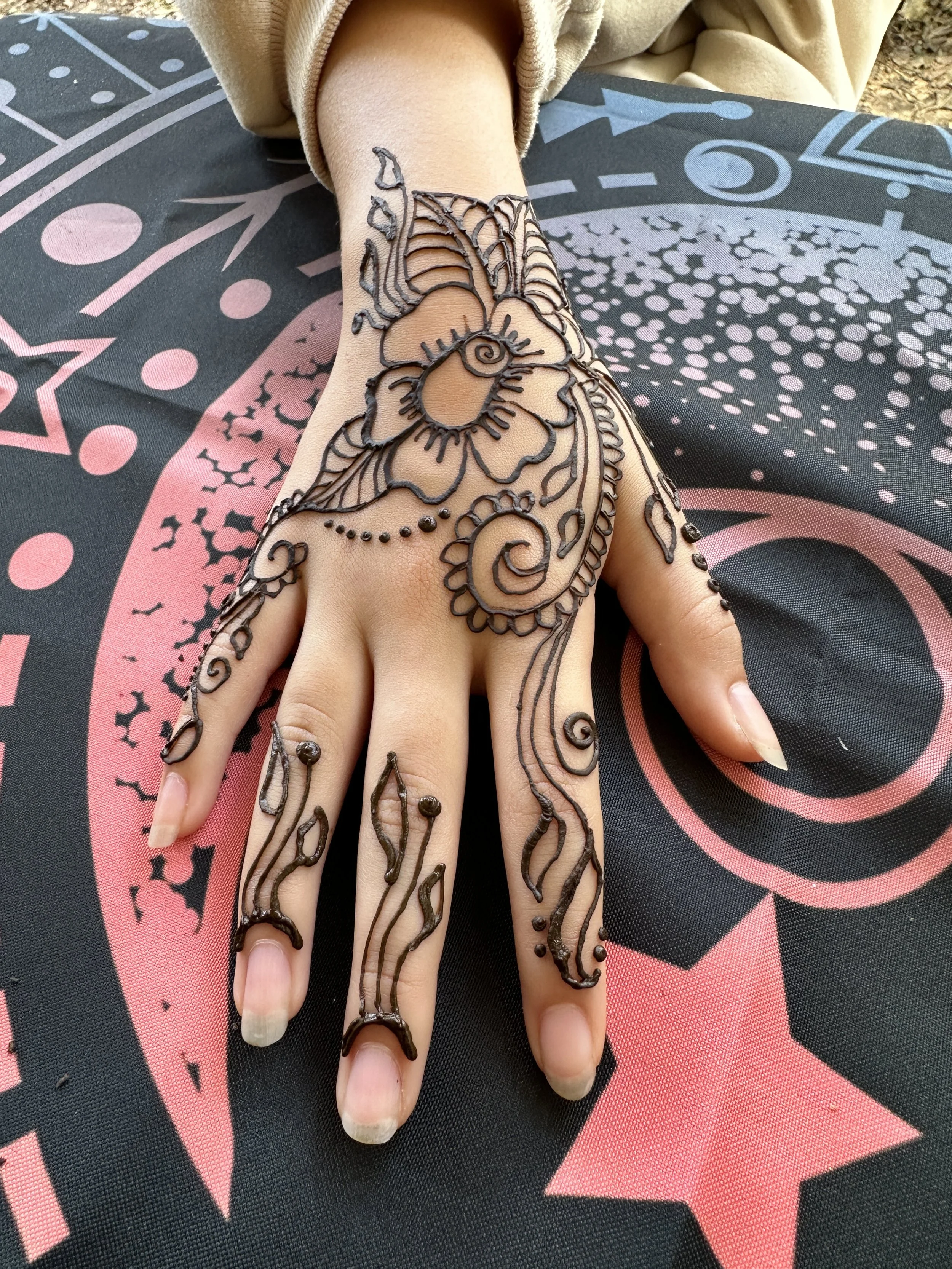 Fm Wendy Henna full hand .jpeg