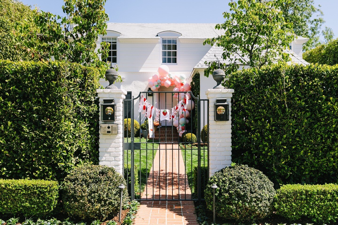 The most picturesque little home party entry I ever did see!⁠
&bull;⁠
&bull;⁠
&bull;⁠
&bull;⁠
&bull;⁠
#billyedonyaphotography  #marthastewart #colorfullycrafted #popyacolor #abmlifeissweet #partydesign #kidspartyphoto #kidsparty #kidspartyideas #part