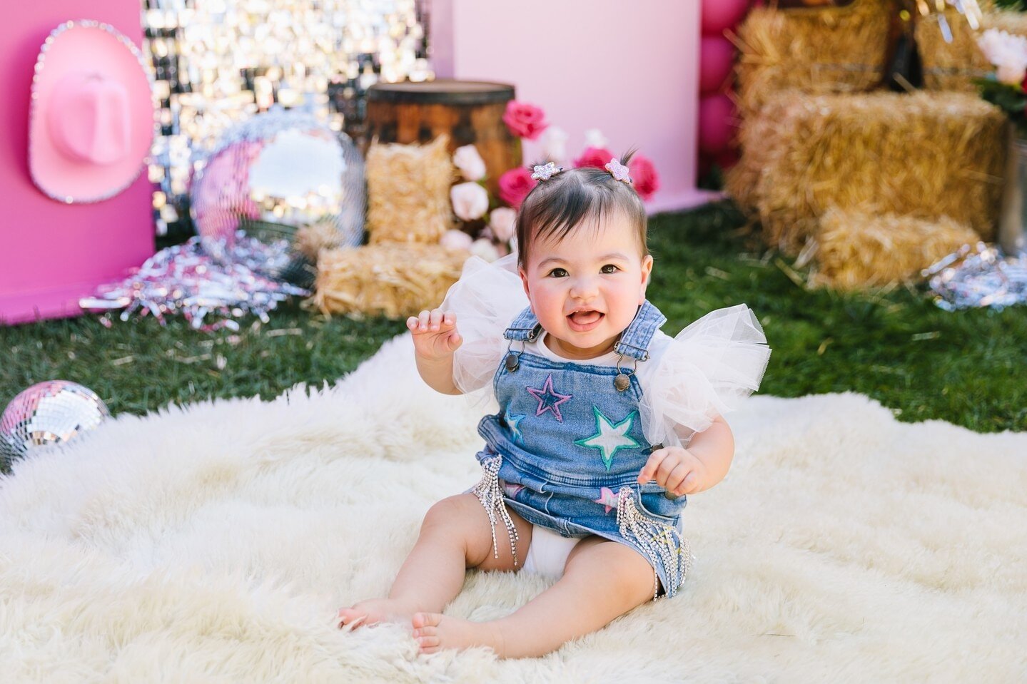 Disco birthday cowgirl!! ⁠
backdrop by @backdropsbycaroline⁠
rentals @teakandlace⁠
table top decor @bonjourfete⁠
&bull;⁠
&bull;⁠
&bull;⁠
&bull;⁠
&bull;⁠
#billyedonyaphotography #marthastewart #cowboydisco #colorfullycrafted #popyacolor #abmlifeisswee