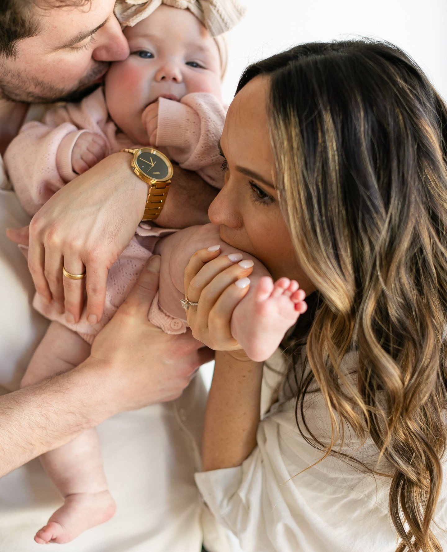Nothing is tastier than some chonky bb thigh. This mama gets it and I'm so glad she went for it haha! This is REAL LIFE!!! ⁠
⁠
How often do you snack on your kiddo?! ⁠
⁠
⁠
&bull;⁠
&bull;⁠
&bull;⁠
&bull;⁠
&bull;⁠
&bull;⁠
#billyedonyaphotography #theau