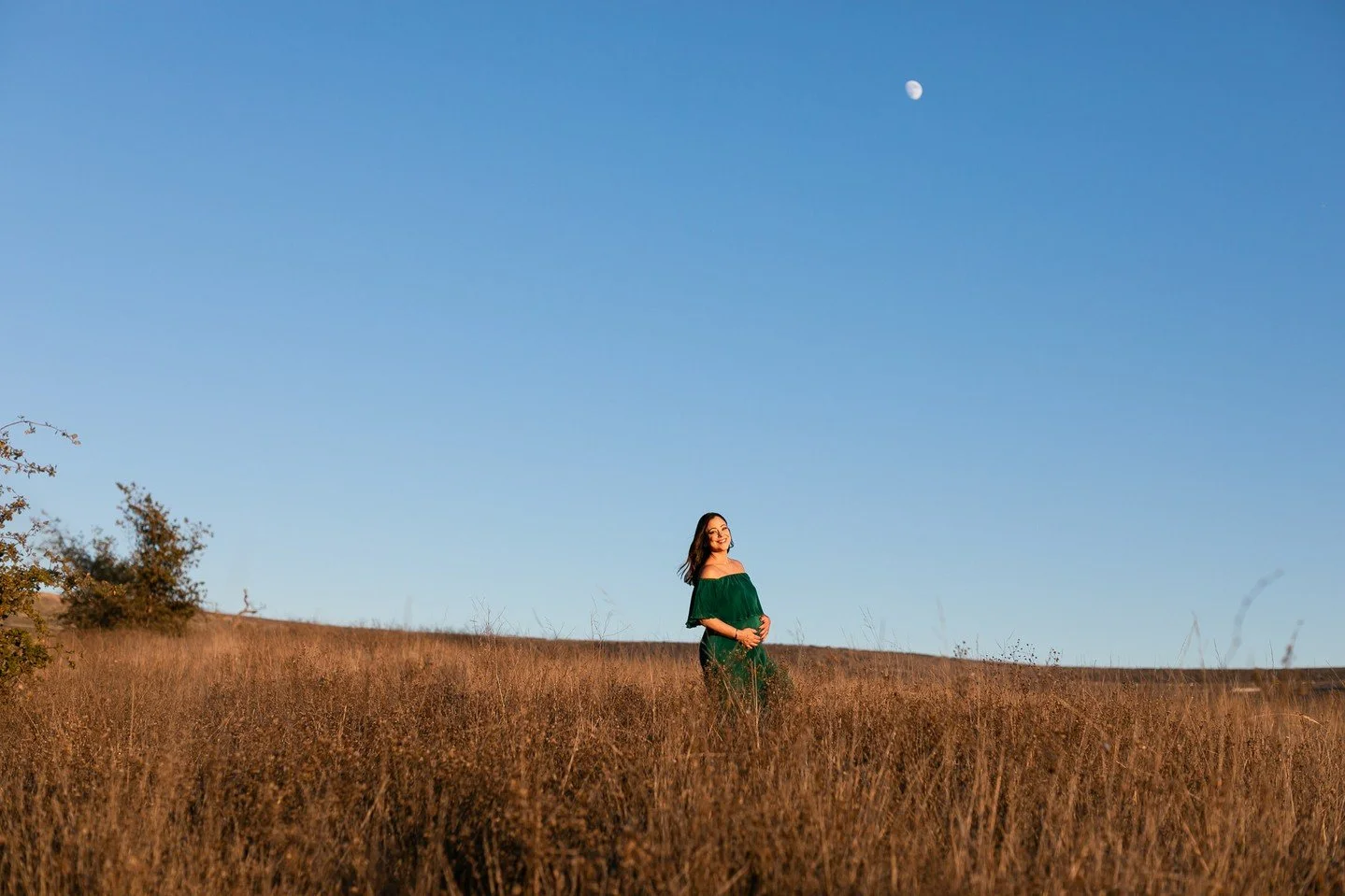 I don't always photograph people in direct light, but when I do it is delicious 🤌🏻⁠
⁠
Also how S T U N N I N G is this mama-to-be?! love that the moon made a cameo in our session 🥰⁠
&bull;⁠
&bull;⁠
&bull;⁠
&bull;⁠
&bull;⁠
&bull;⁠
#billyedonyaphoto