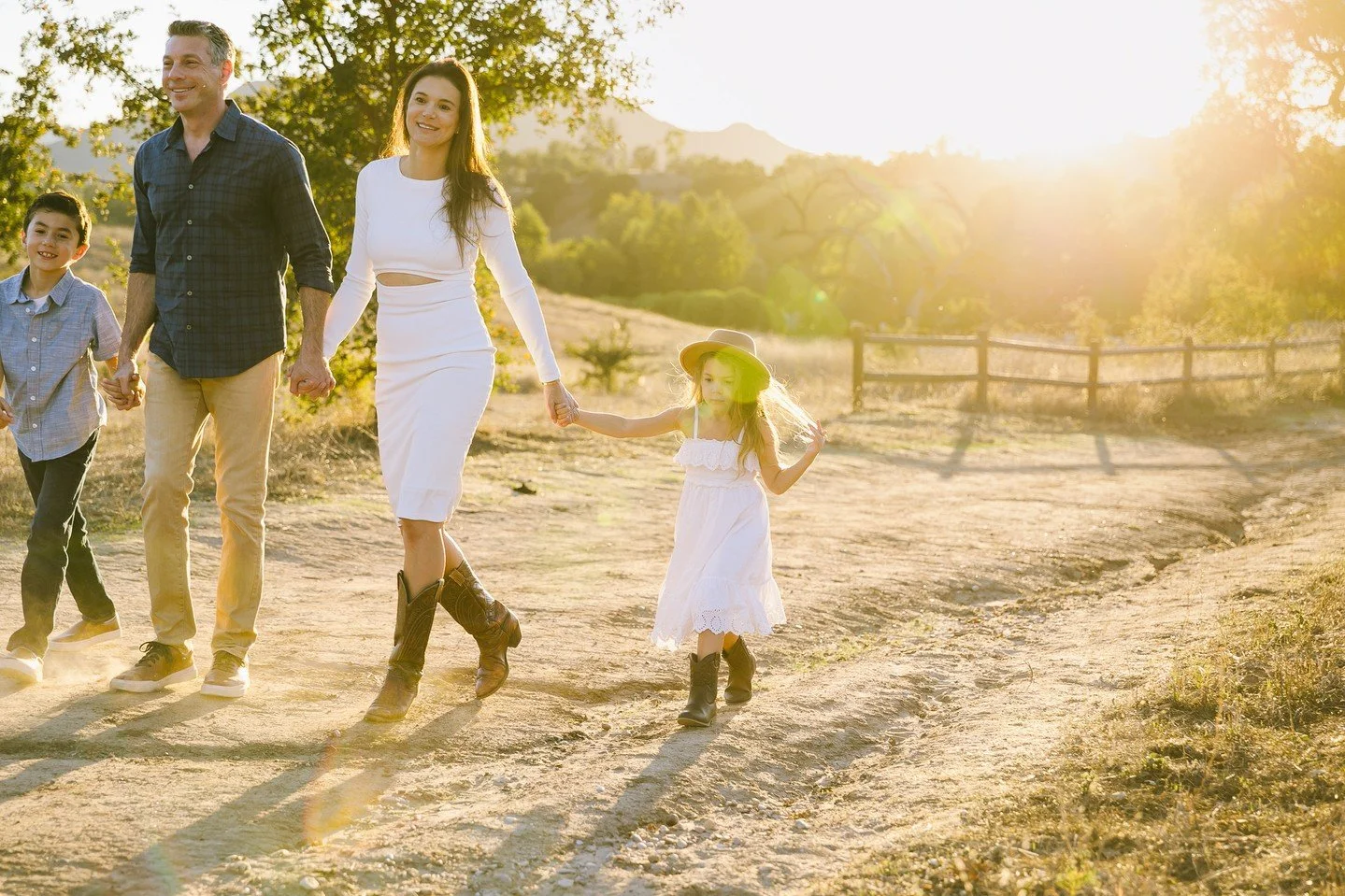 Playing in that lighhtttttt⁠
⁠
&bull;⁠
&bull;⁠
&bull;⁠
&bull;⁠
&bull;⁠
&bull;⁠
#billyedonyaphotography #theaugustmag #familyphoto #familyphotographer #thebloomforum #theartofmotherhood #familyphotography #familyportraitphotographer #honestmotherhood 