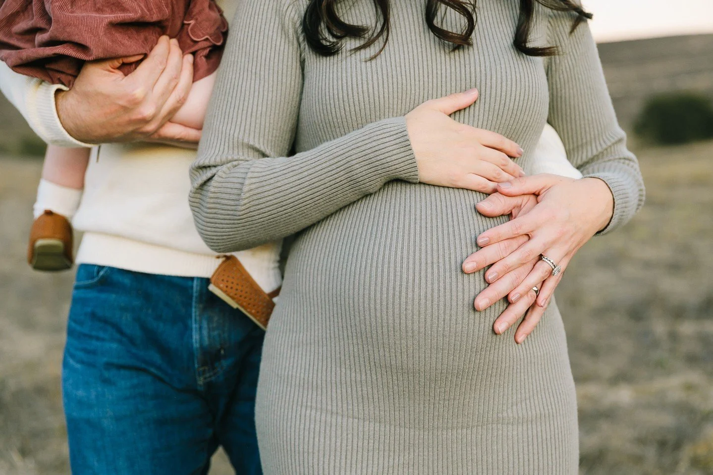 Cozy season is here and that means lots of cute little buns in ovens toasting away. Love this season of life ⁠
⁠
⁠
&bull;⁠
&bull;⁠
&bull;⁠
&bull;⁠
&bull;⁠
&bull;⁠
#billyedonyaphotography #theaugustmag #familyphoto #familyphotographer #thebloomforum #
