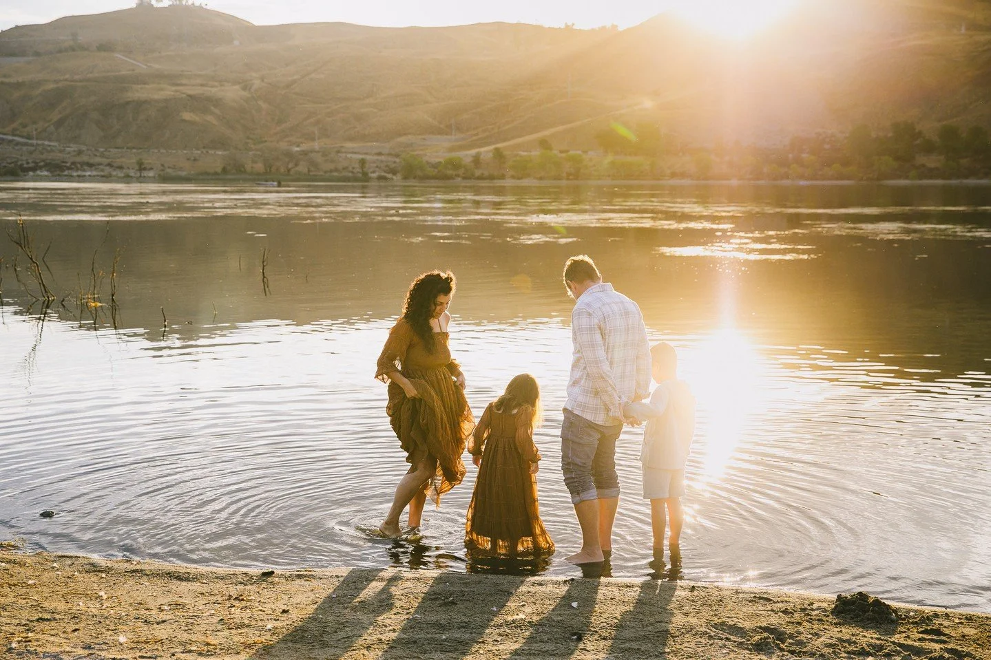 Sunrise on the lake vibes just hit right ✨️⁠
&bull;⁠
&bull;⁠
&bull;⁠
&bull;⁠
&bull;⁠
&bull;⁠
#billyedonyaphotography #theaugustmag #familyphoto #familyphotographer #thebloomforum #theartofmotherhood #familyphotography #familyportraitphotographer #hon