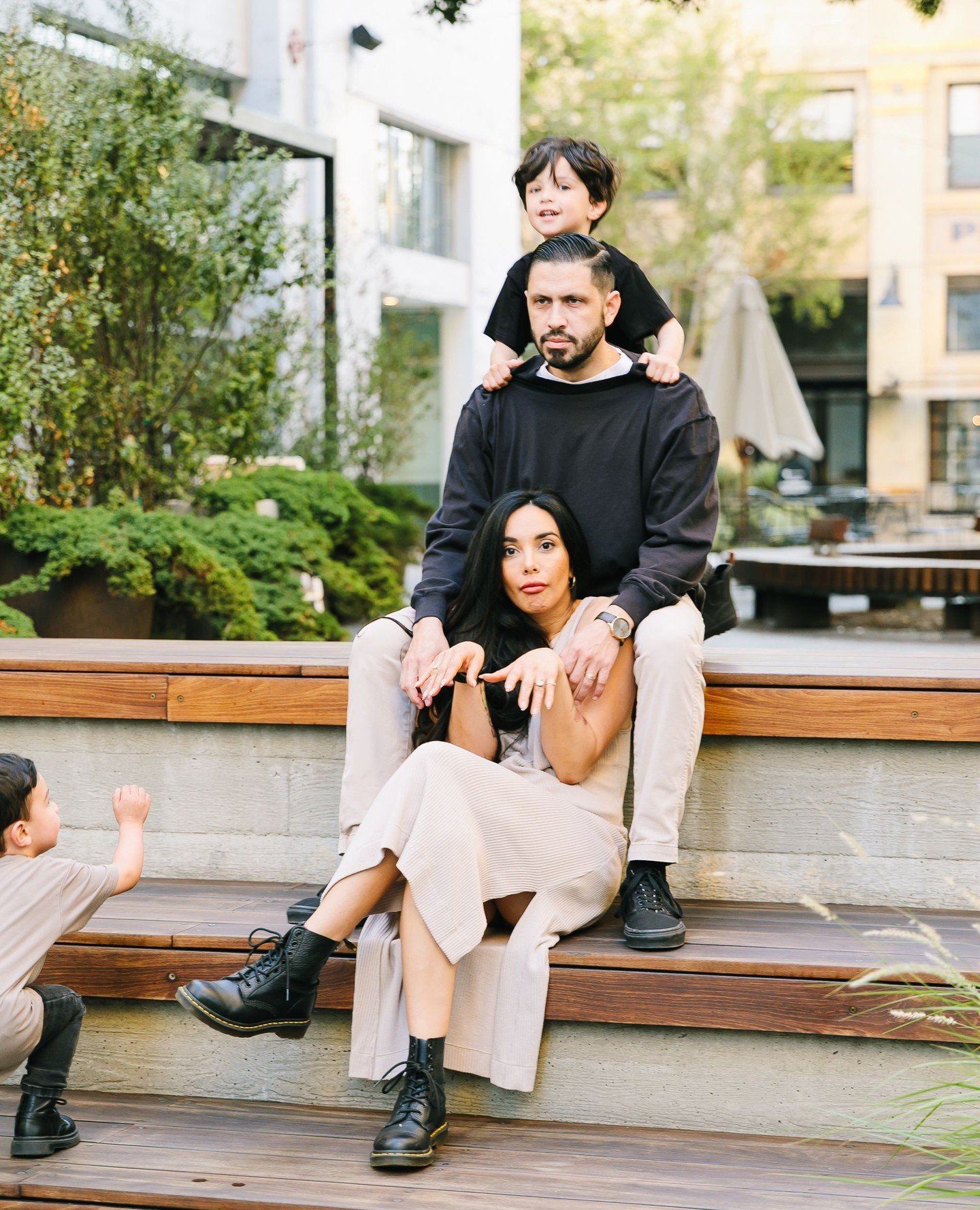 When your brain is melting and the kids are feral... just lean in hahaha it's perfect⁠
⁠
&bull;⁠
&bull;⁠
&bull;⁠
&bull;⁠
&bull;⁠
&bull;⁠
#billyedonyaphotography #theaugustmag #familyphoto #familyphotographer #thebloomforum #theartofmotherhood #family