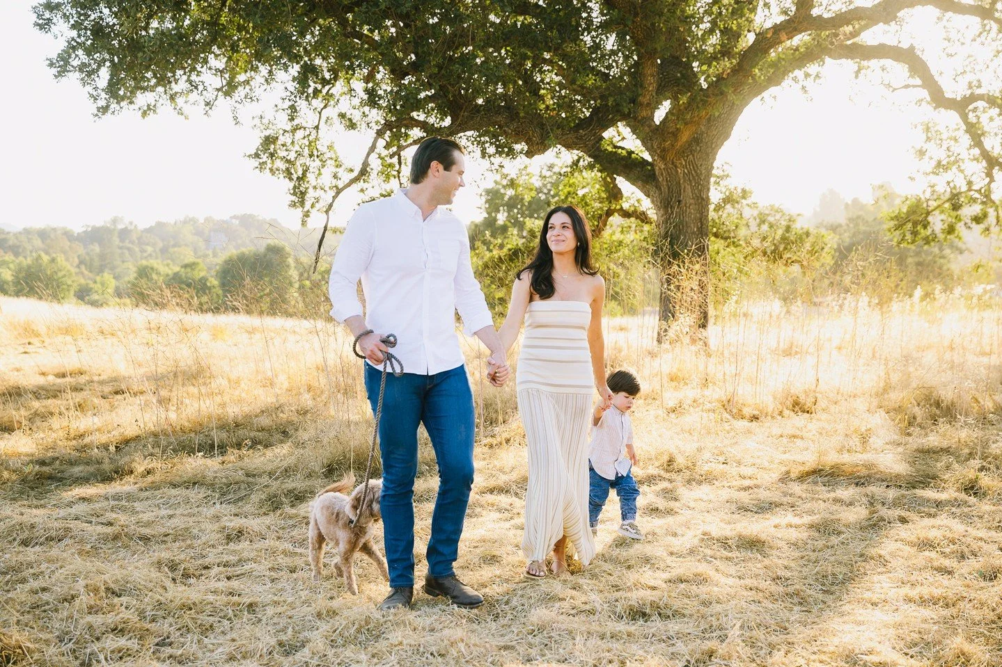 SoCal Golden hour will always have a special place in my heart.⁠
Always delicious.⁠
&bull;⁠
&bull;⁠
&bull;⁠
&bull;⁠
&bull;⁠
&bull;⁠
#billyedonyaphotography #theaugustmag #familyphoto #familyphotographer #thebloomforum #theartofmotherhood #familyphoto