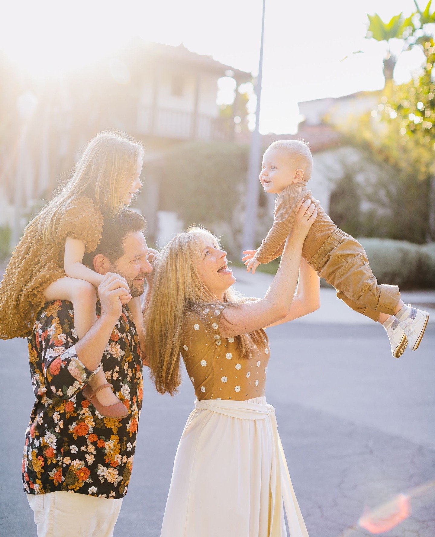 Sometimes a neighborhood stroll during golden hour is the perfect spot for family photos!⁠
⁠
⁠
⁠
&bull;⁠
&bull;⁠
&bull;⁠
&bull;⁠
&bull;⁠
&bull;⁠
#billyedonyaphotography #theaugustmag #familyphoto #familyphotographer #thebloomforum #theartofmotherhood