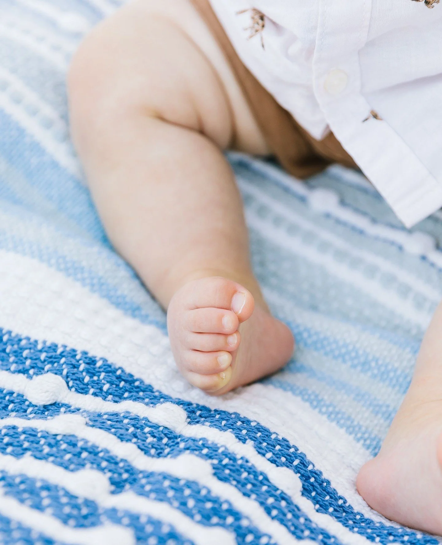 Scrunchy toe beans!!!!⁠
⁠
&bull;⁠
&bull;⁠
&bull;⁠
&bull;⁠
&bull;⁠
#billyedonyaphotography #theaugustmag #letsclicksoc #familyphoto #familyphotographer #losangelesfamilyphotographer #babyphotographer #losangelesbabyphoto #losangelesbabyphotographer #t