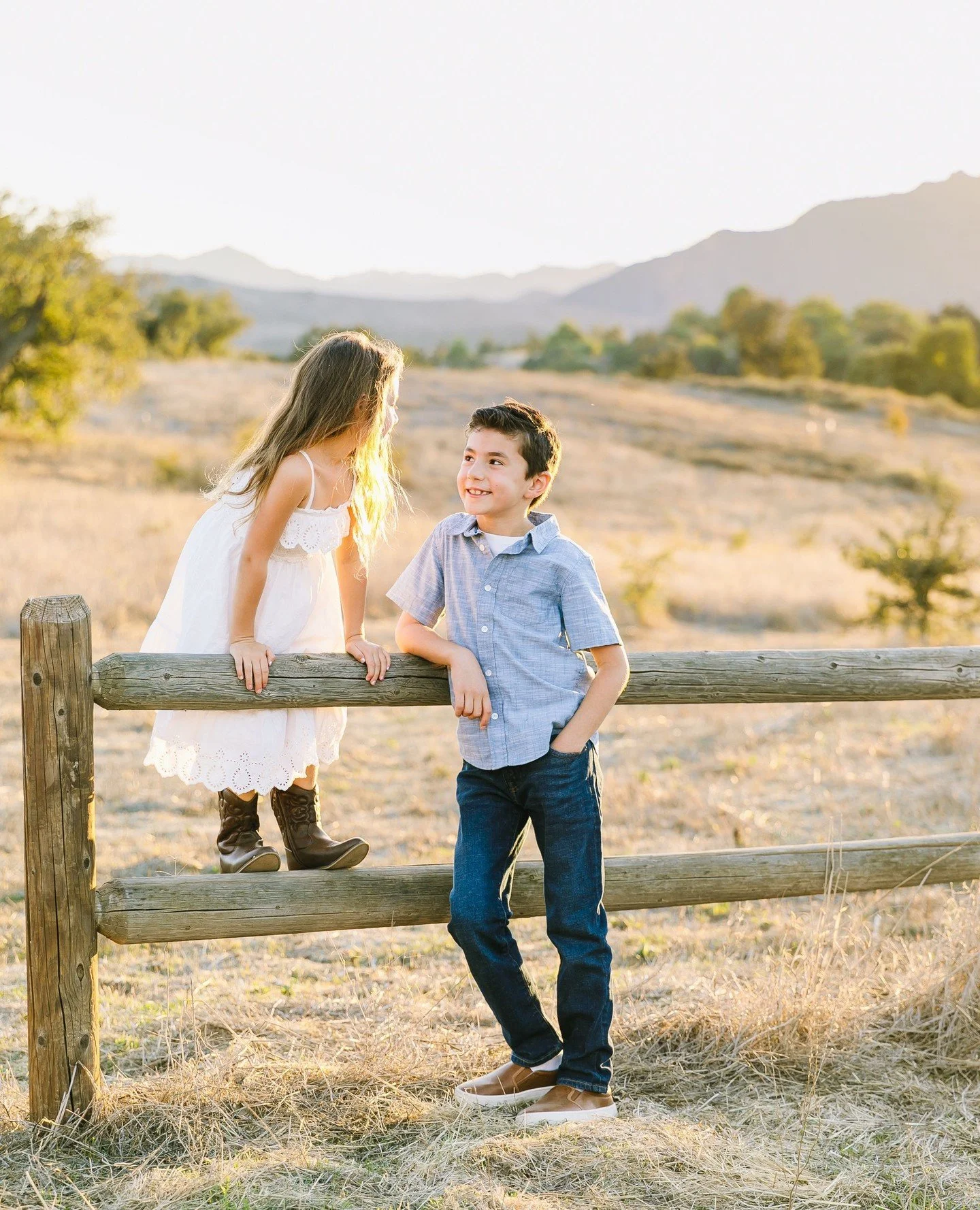 Such cutie pies, love how he's looking at his little sister - so sweet!⁠
⁠
&bull;⁠
&bull;⁠
&bull;⁠
&bull;⁠
&bull;⁠
&bull;⁠
#billyedonyaphotography #theaugustmag #familyphoto #familyphotographer #thebloomforum #theartofmotherhood #familyphotography #f