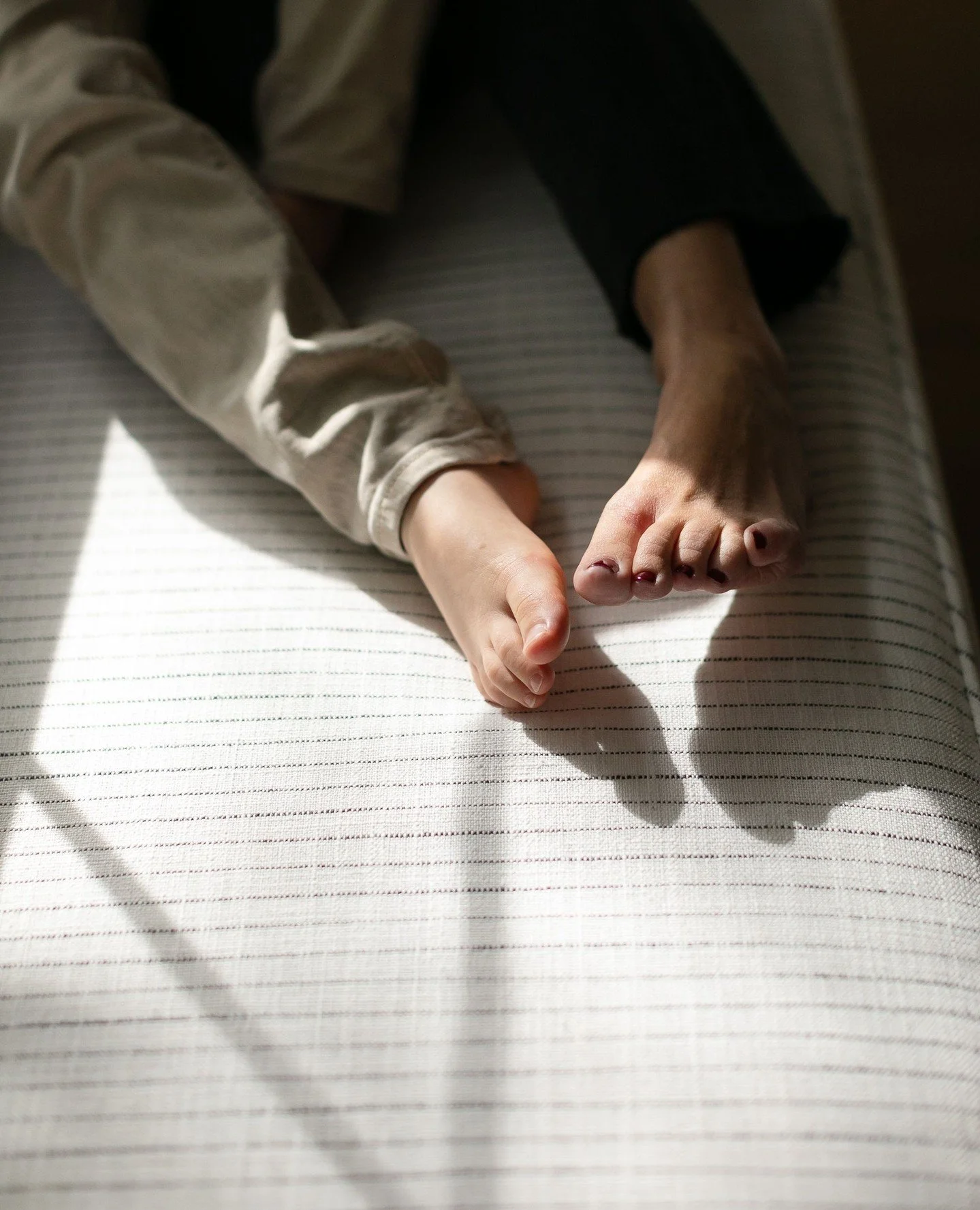 Direct sunlight, warm, glowy, snuggly, beautiful.⁠
You'll see lots of backlit images around here as it's universally flattering and the colors are so yummy. But sometimes direct sunlight play is so satisfying. It really focuses your attention - high 