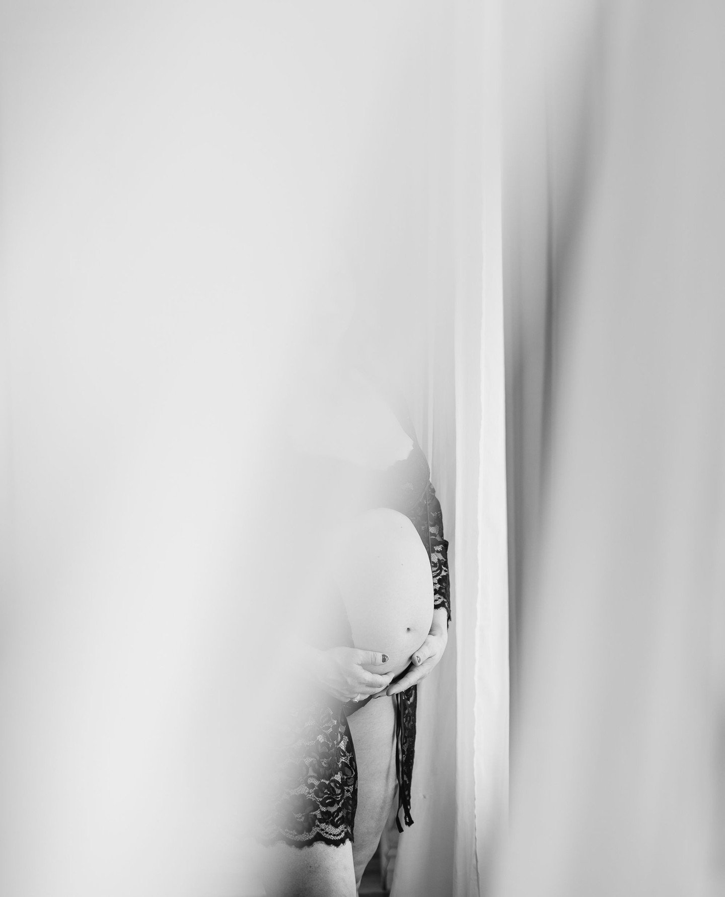 Pregnant bodies are beautiful, gorgeous, ethereal, romantic, soft, magical, so full of life.⁠
⁠
⁠
&bull;⁠
&bull;⁠
&bull;⁠
&bull;⁠
&bull;⁠
&bull;⁠
#billyedonyaphotography #letsclicksoc #inspirepregnancy #losangelesmaternityphotographer #losangelesfami