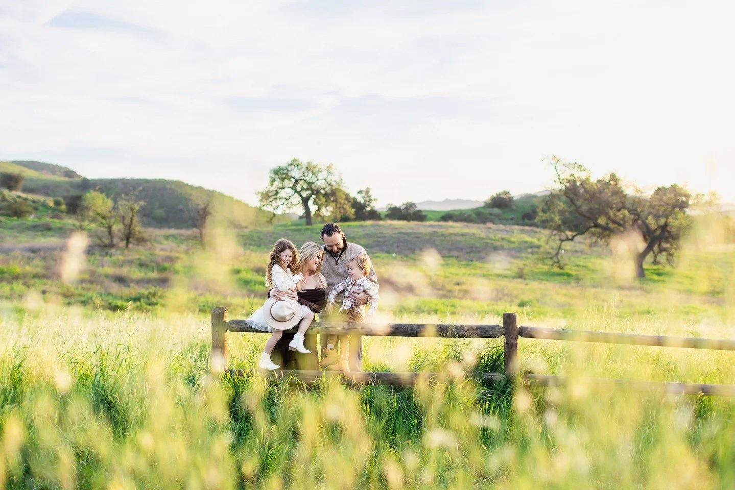 Remember that stories of me hiding in the tall weeds? This is what I was seeing. Joyful perfection ⁠
&bull;⁠
&bull;⁠
&bull;⁠
&bull;⁠
&bull;⁠
&bull;⁠
#billyedonyaphotography #theaugustmag #familyphoto #familyphotographer #thebloomforum #theartofmother