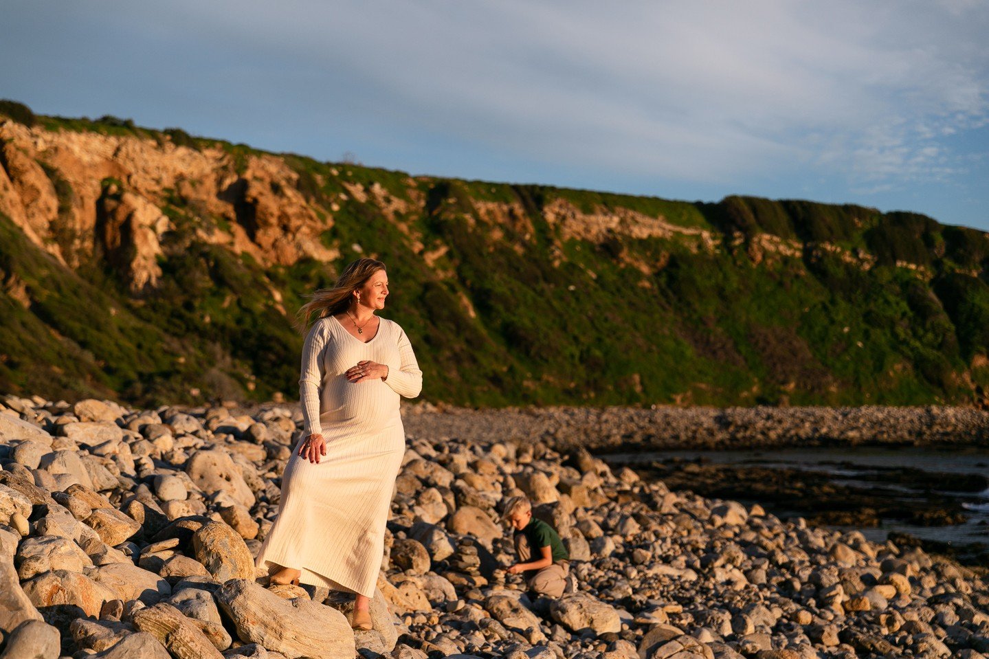 Again, this direct sunlight just felt so, so right. The sun was just about touching the horizon line of the water. Golden, orangey, amber magic. Kissing this mama from head to toe. Washing the cove in fire-light. ⁠
&bull;⁠
&bull;⁠
&bull;⁠
&bull;⁠
&bu