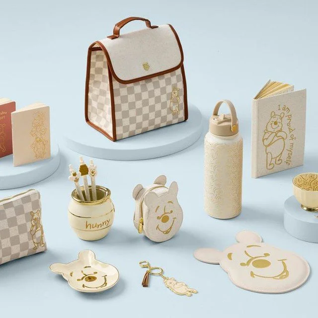 β 
πΎπ WINNIE THE POOH — OUT NOW AT OFFICEWORKS! ππΎβ 
β 
A gentle nod to nostalgia, reimagined for today. The new 100 Acre Wood collection blends soft neutral linens, gold embroidery, and luxe foiling with modern simplicity π»π―β¨β 
β 
Think warm