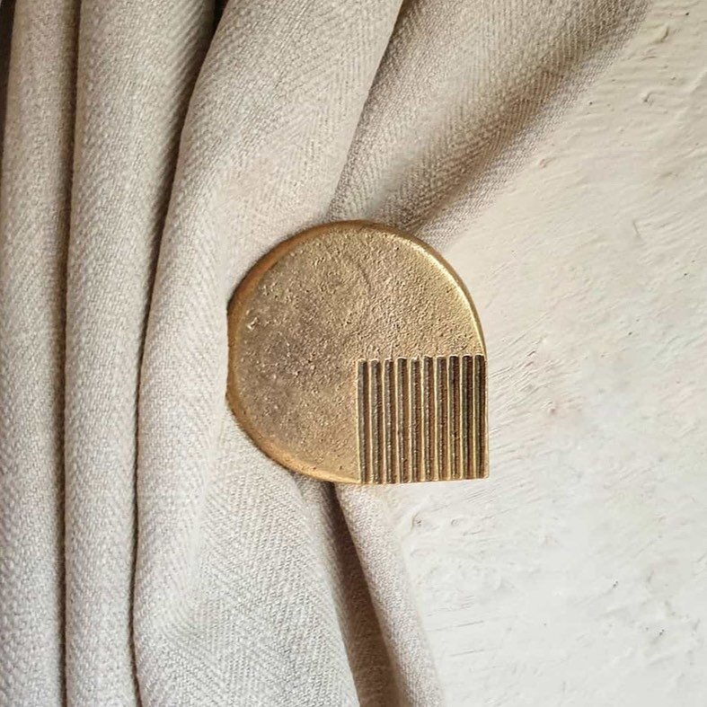 Swooning over this cast brass tieback curtain hook. A little detail that packs big punch. I'm usually more of a curtain minimalist, but I can get on board with tieback hooks like this!
⠀⠀⠀⠀⠀⠀⠀⠀⠀
What do you think? Tell me in the comments...
.
By: @mi