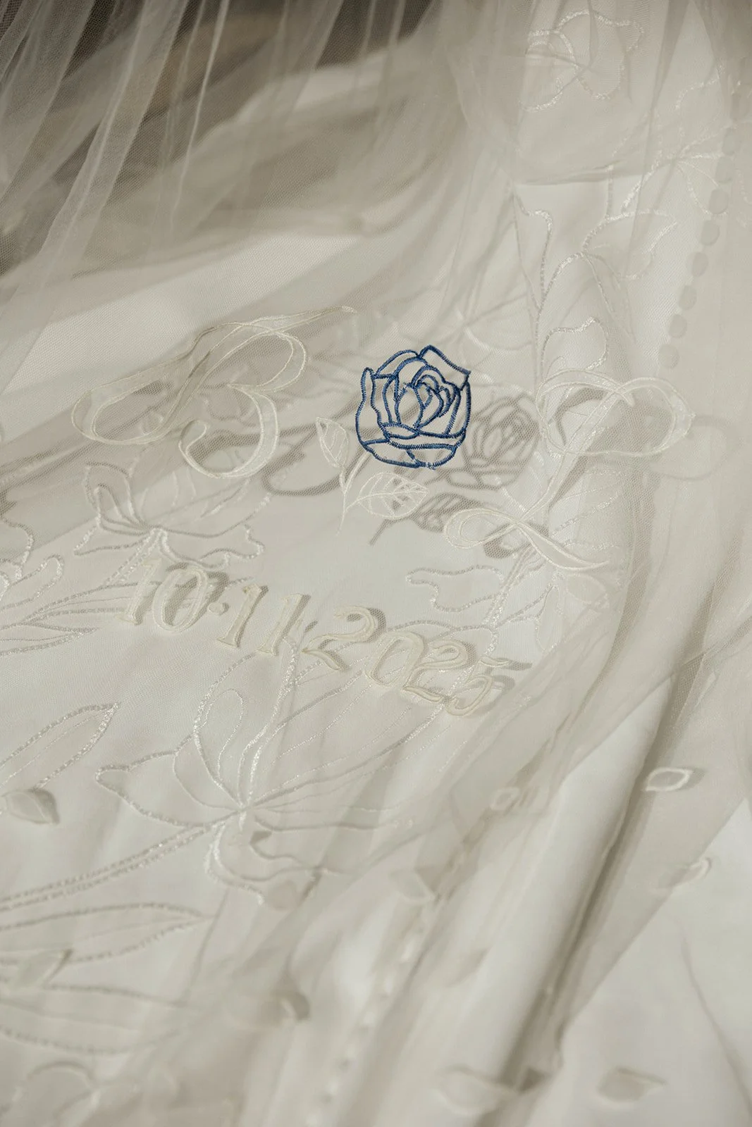 An embroidered veil as a unique wedding detail