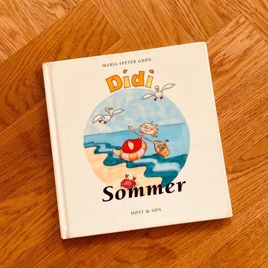Sommer for de mindste ☀️

Didi er p&aring; stranden med sine bedstefor&aelig;ldre og har det rigtig sjovt og hyggeligt - lige indtil &AElig;lling forsvinder! Heldigvis redder mormor den.

Det er en ganske simpel historie, men med humor for de sm&arin