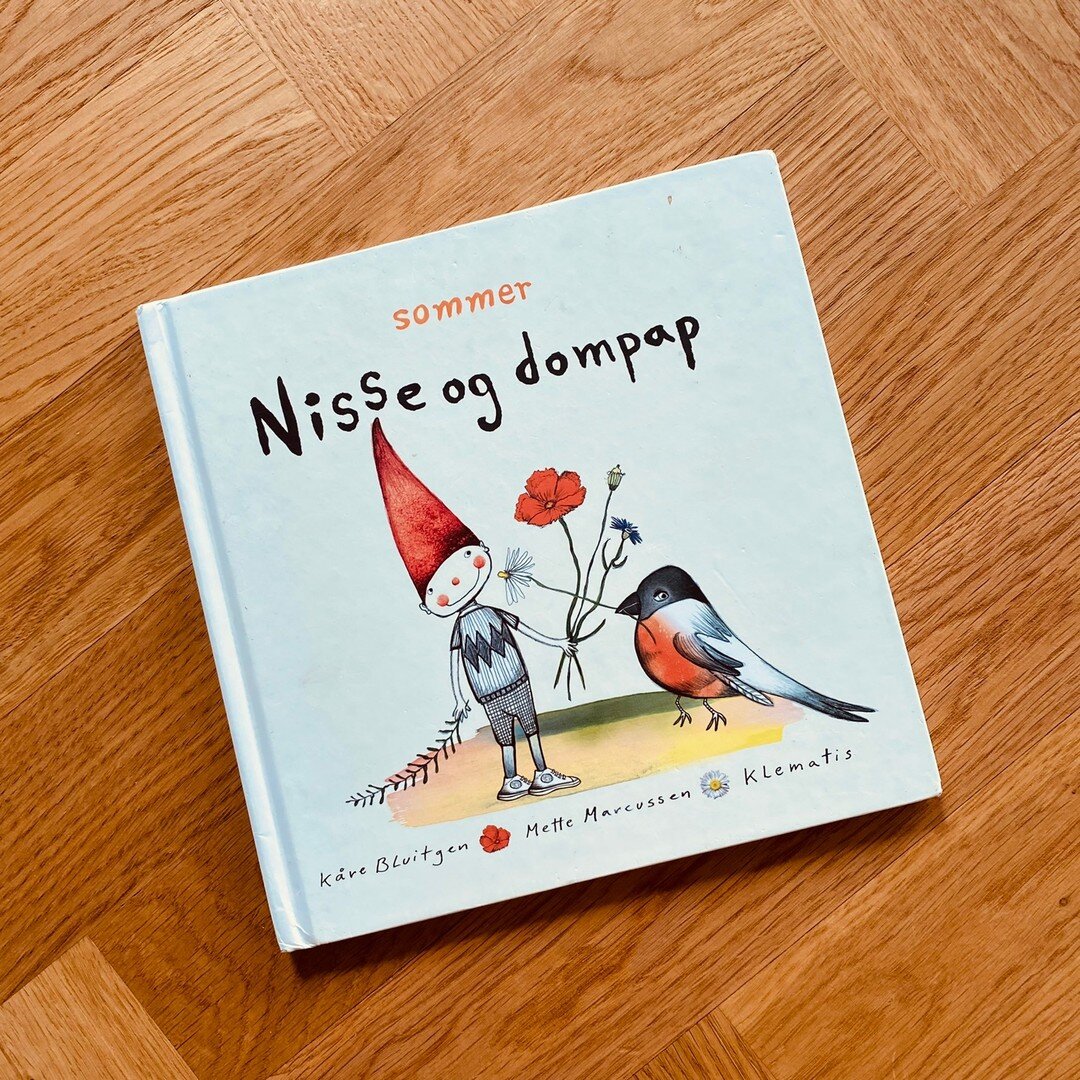 Sommer for de mindste ☀️

B&oslash;gerne om Nisse og dompap er fine og poetiske sm&aring; b&oslash;ger, der fanger sommerstemningen med alt hvad der h&oslash;rer til af blomsterplukning, myg, s&aelig;bebobler og meget mere.

En fin og stemningsfuld l