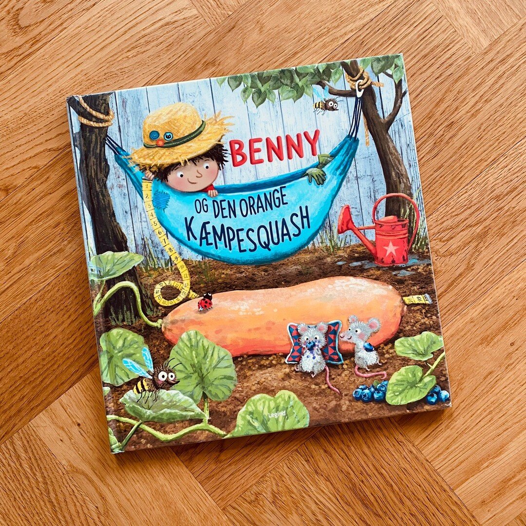 Efter&aring;r er h&oslash;sttid🥒🌽🥕

Benny har ventet og ventet og endelig kan han plante sine squashfr&oslash;! Sommeren g&aring;r og Benny passer og plejer sin lille have indtil den orange k&aelig;mpesquash er stor nok til at h&oslash;ste.

En hy